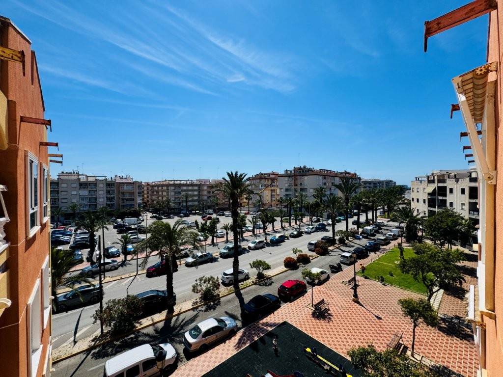 APARTAMENTO REFORMADO EN EL CENTRO DE GUARDAMAR A 600 METROS DE LA PLAYA CON GARAJE INCLUIDO
