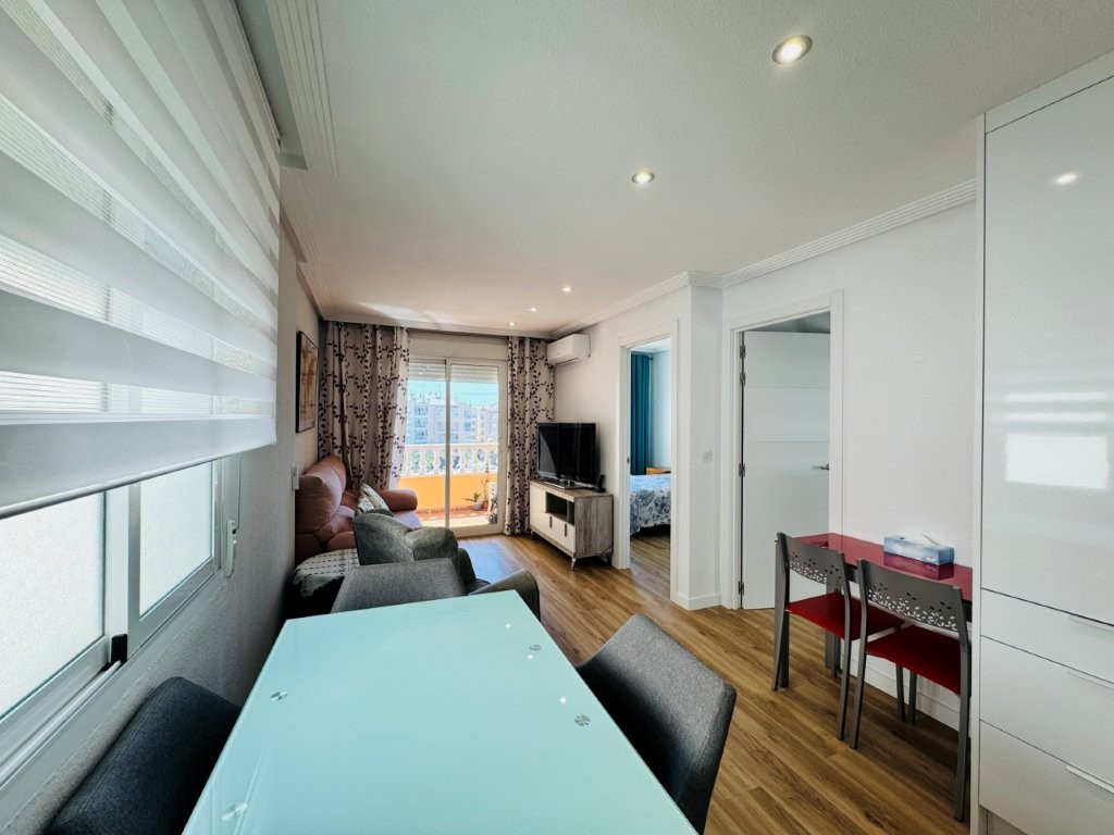 APARTAMENTO REFORMADO EN EL CENTRO DE GUARDAMAR A 600 METROS DE LA PLAYA CON GARAJE INCLUIDO