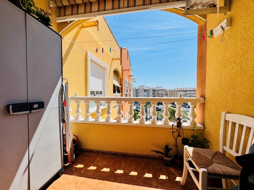 APARTAMENTO REFORMADO EN EL CENTRO DE GUARDAMAR A 600 METROS DE LA PLAYA CON GARAJE INCLUIDO