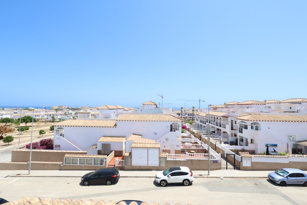 DÚPLEX ORIENTACIÓN SUR CON SOLÁRIUM, GARAJE Y PISCINA COMUNITARIA EN PUNTA PRIMA – LA CIÑUELICA