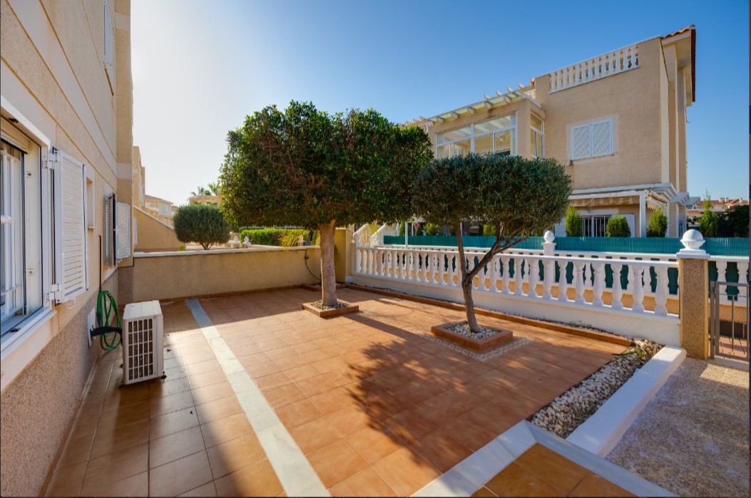 SPECTACULAR GROUND FLOOR BUNGALOW WITH PRIVATE POOL, LARGE PLOT AND CLOSED GARAGE IN ORIHUELA COSTA