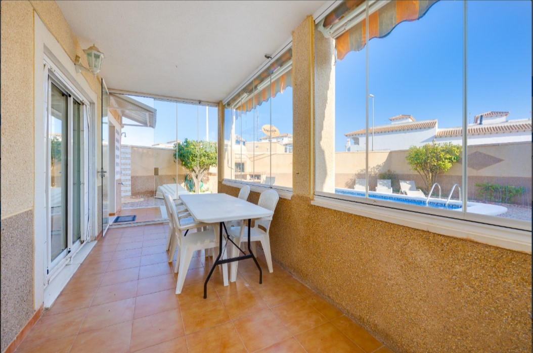 SPECTACULAR GROUND FLOOR BUNGALOW WITH PRIVATE POOL, LARGE PLOT AND CLOSED GARAGE IN ORIHUELA COSTA