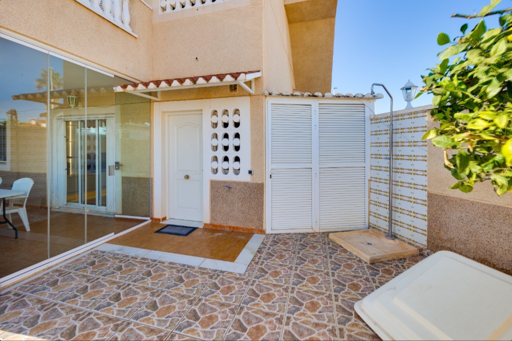SPECTACULAR GROUND FLOOR BUNGALOW WITH PRIVATE POOL, LARGE PLOT AND CLOSED GARAGE IN ORIHUELA COSTA
