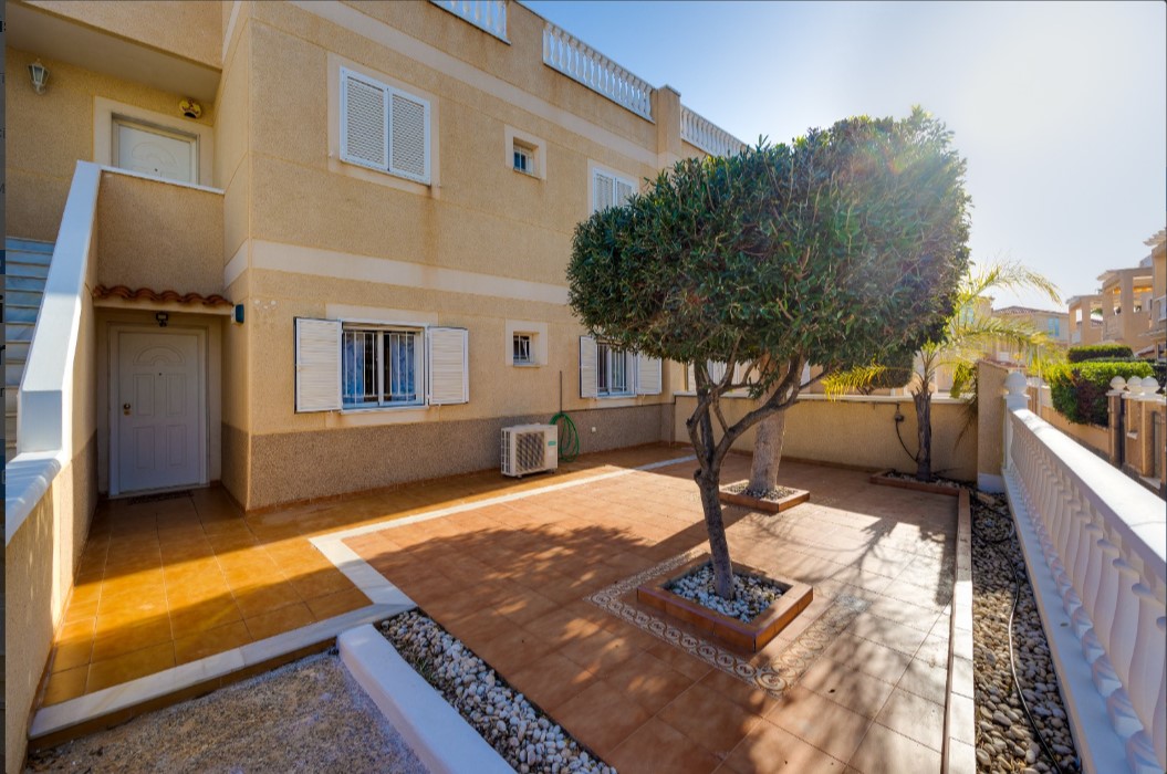 SPECTACULAR GROUND FLOOR BUNGALOW WITH PRIVATE POOL, LARGE PLOT AND CLOSED GARAGE IN ORIHUELA COSTA