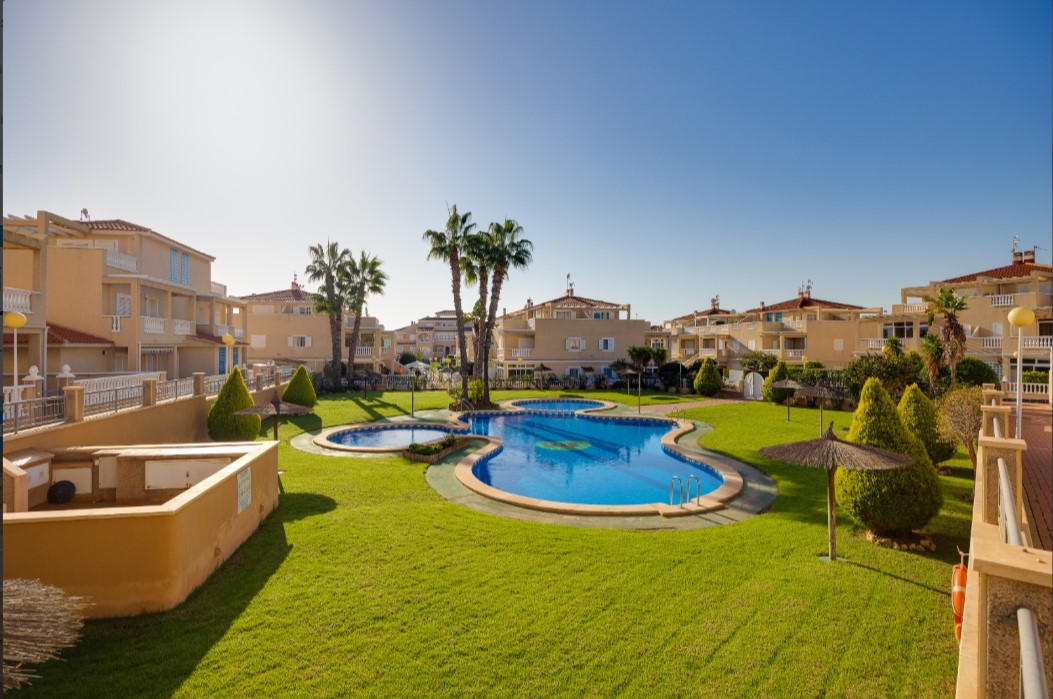 SPECTACULAR GROUND FLOOR BUNGALOW WITH PRIVATE POOL, LARGE PLOT AND CLOSED GARAGE IN ORIHUELA COSTA