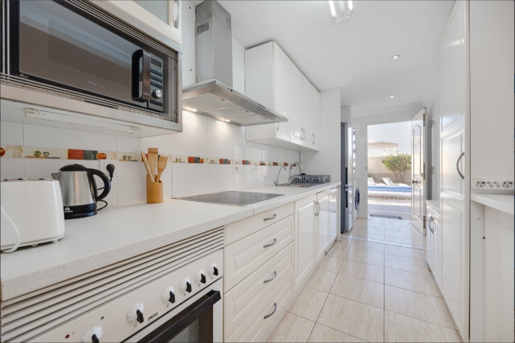 SPECTACULAR GROUND FLOOR BUNGALOW WITH PRIVATE POOL, LARGE PLOT AND CLOSED GARAGE IN ORIHUELA COSTA