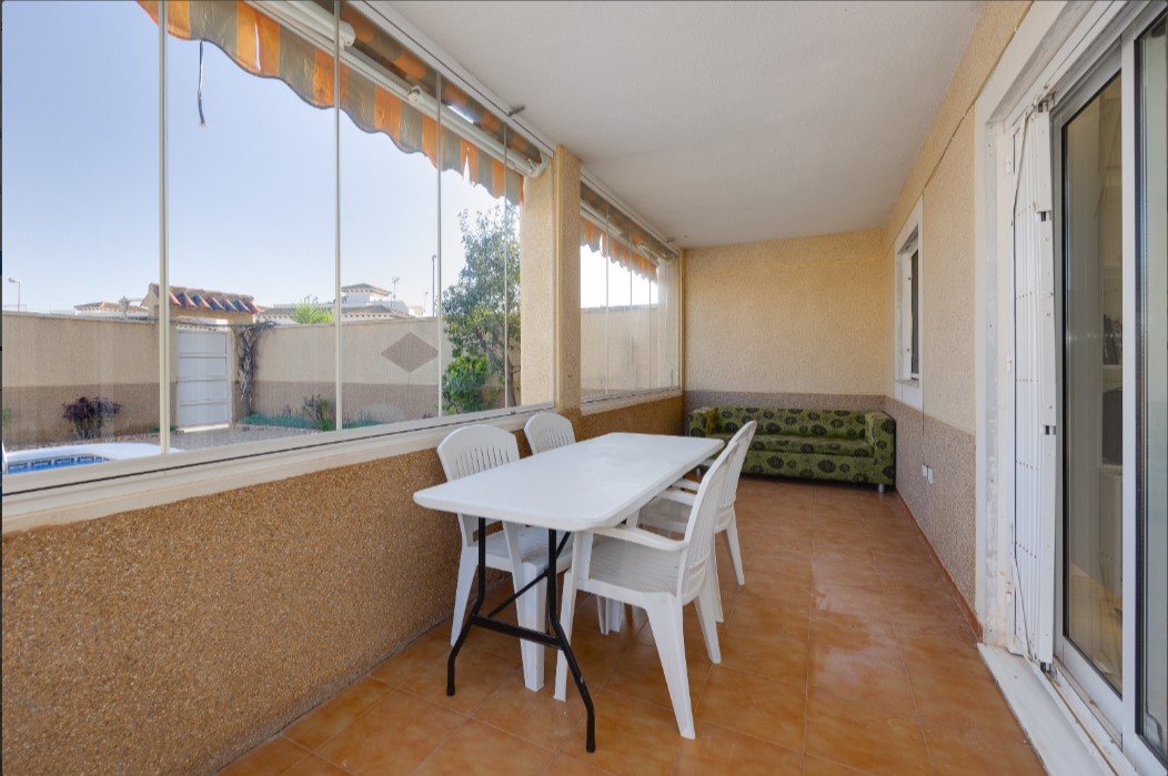 SPECTACULAR GROUND FLOOR BUNGALOW WITH PRIVATE POOL, LARGE PLOT AND CLOSED GARAGE IN ORIHUELA COSTA