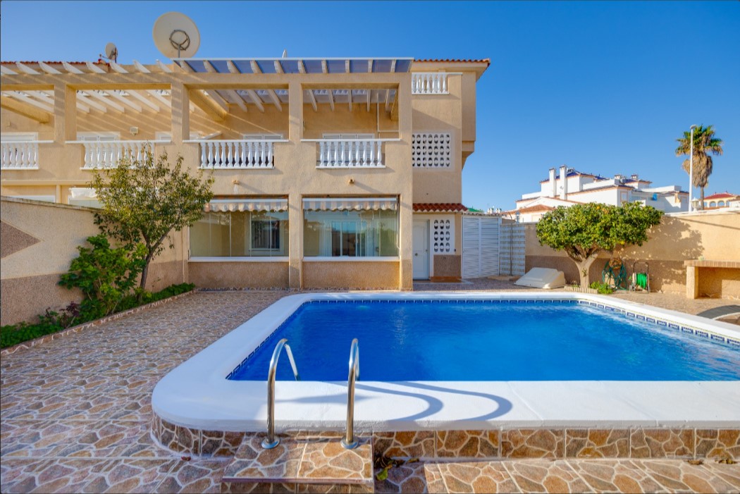 SPECTACULAR GROUND FLOOR BUNGALOW WITH PRIVATE POOL, LARGE PLOT AND CLOSED GARAGE IN ORIHUELA COSTA