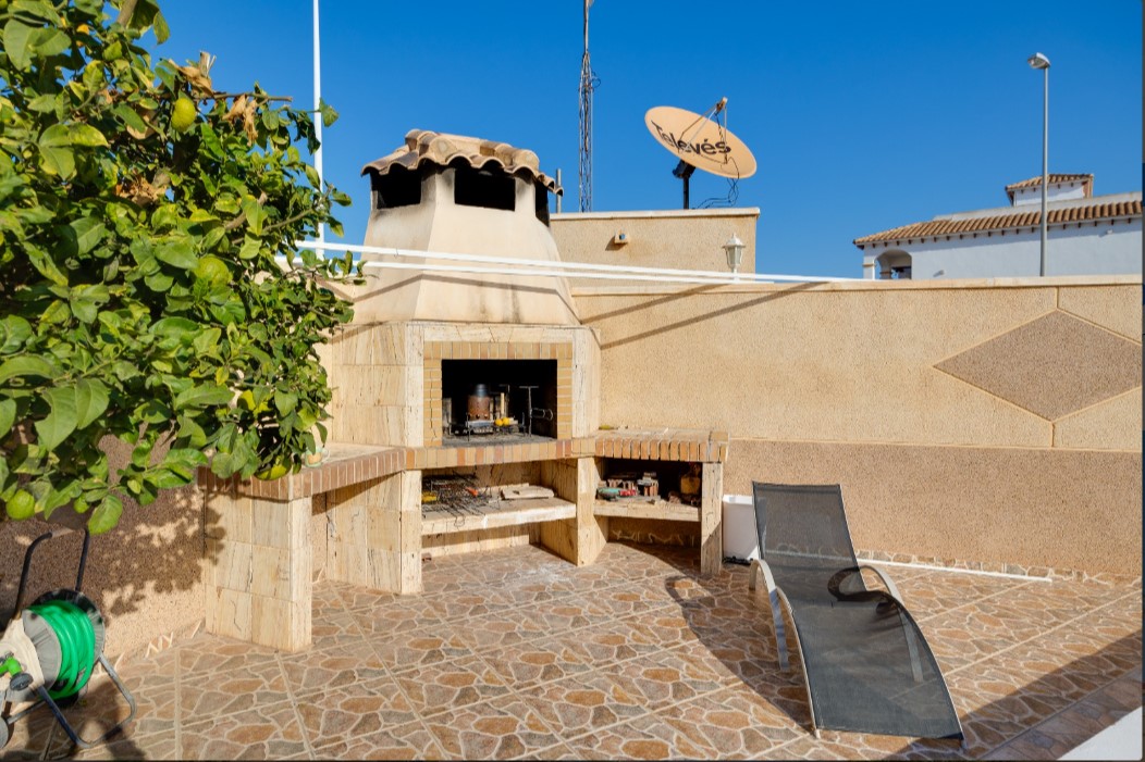 SPECTACULAR GROUND FLOOR BUNGALOW WITH PRIVATE POOL, LARGE PLOT AND CLOSED GARAGE IN ORIHUELA COSTA