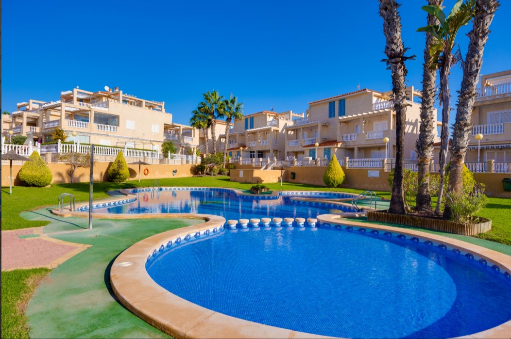 SPECTACULAR GROUND FLOOR BUNGALOW WITH PRIVATE POOL, LARGE PLOT AND CLOSED GARAGE IN ORIHUELA COSTA