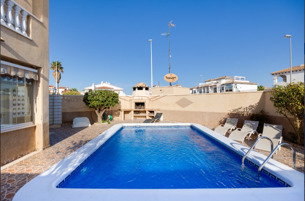 SPECTACULAR GROUND FLOOR BUNGALOW WITH PRIVATE POOL, LARGE PLOT AND CLOSED GARAGE IN ORIHUELA COSTA