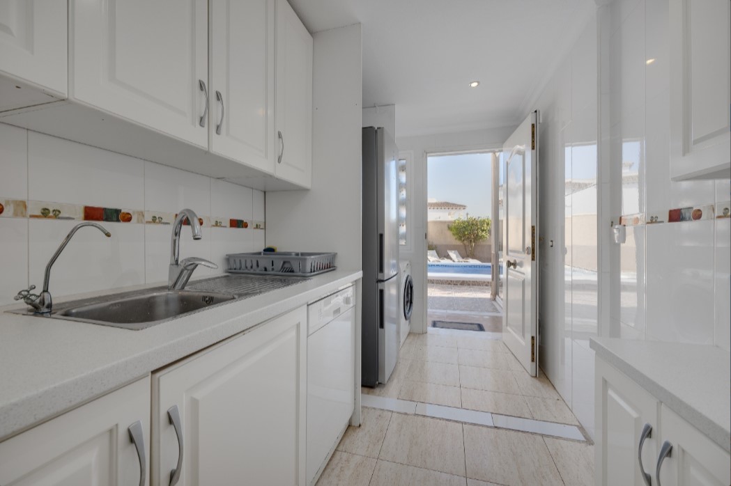 SPECTACULAR GROUND FLOOR BUNGALOW WITH PRIVATE POOL, LARGE PLOT AND CLOSED GARAGE IN ORIHUELA COSTA