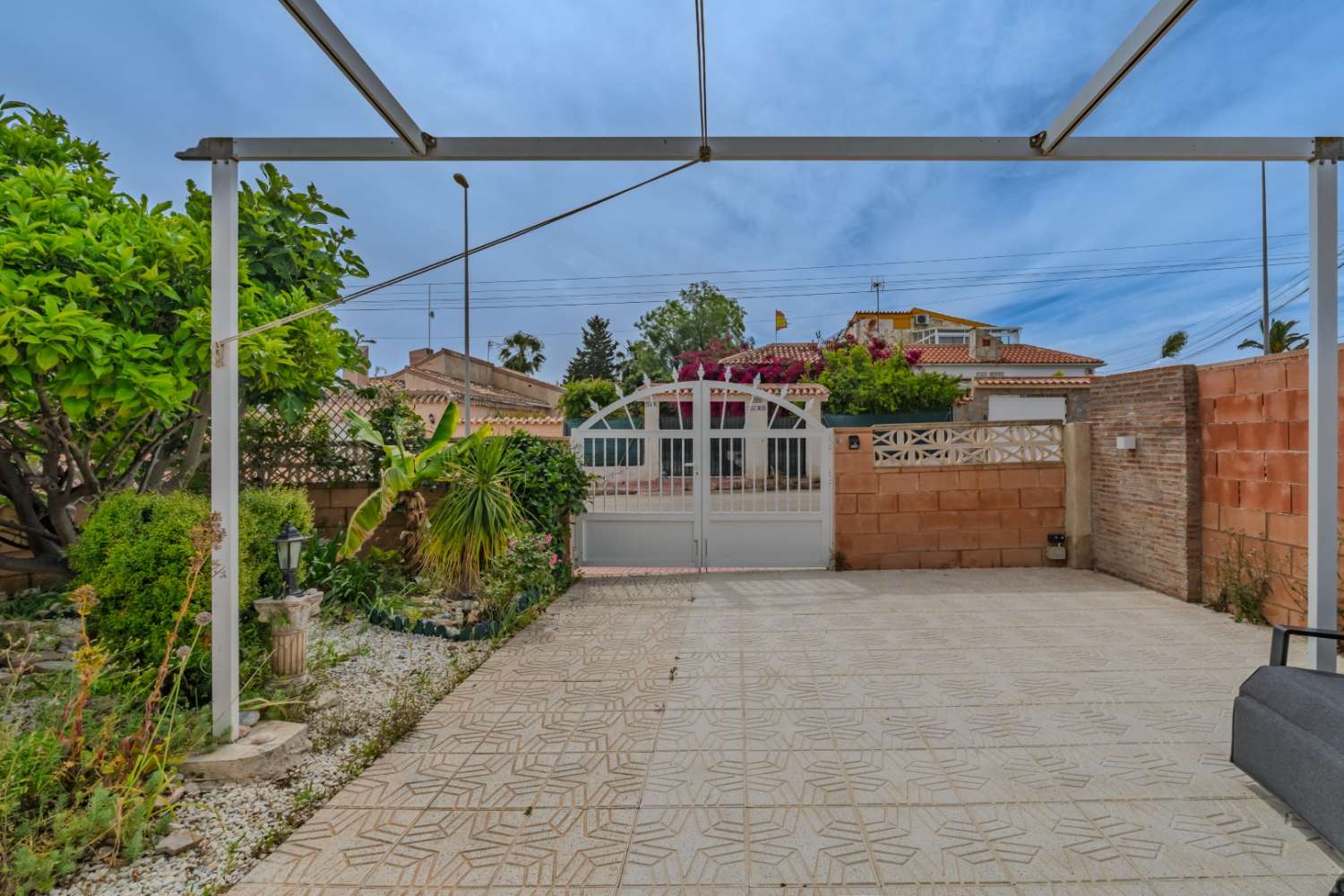 CHALET INDEPENDIENTE CON PARCELA DE 200 M², ORIENTACIÓN SUROESTE Y POSIBILIDAD DE PISCINA EN ORIHUELA COSTA