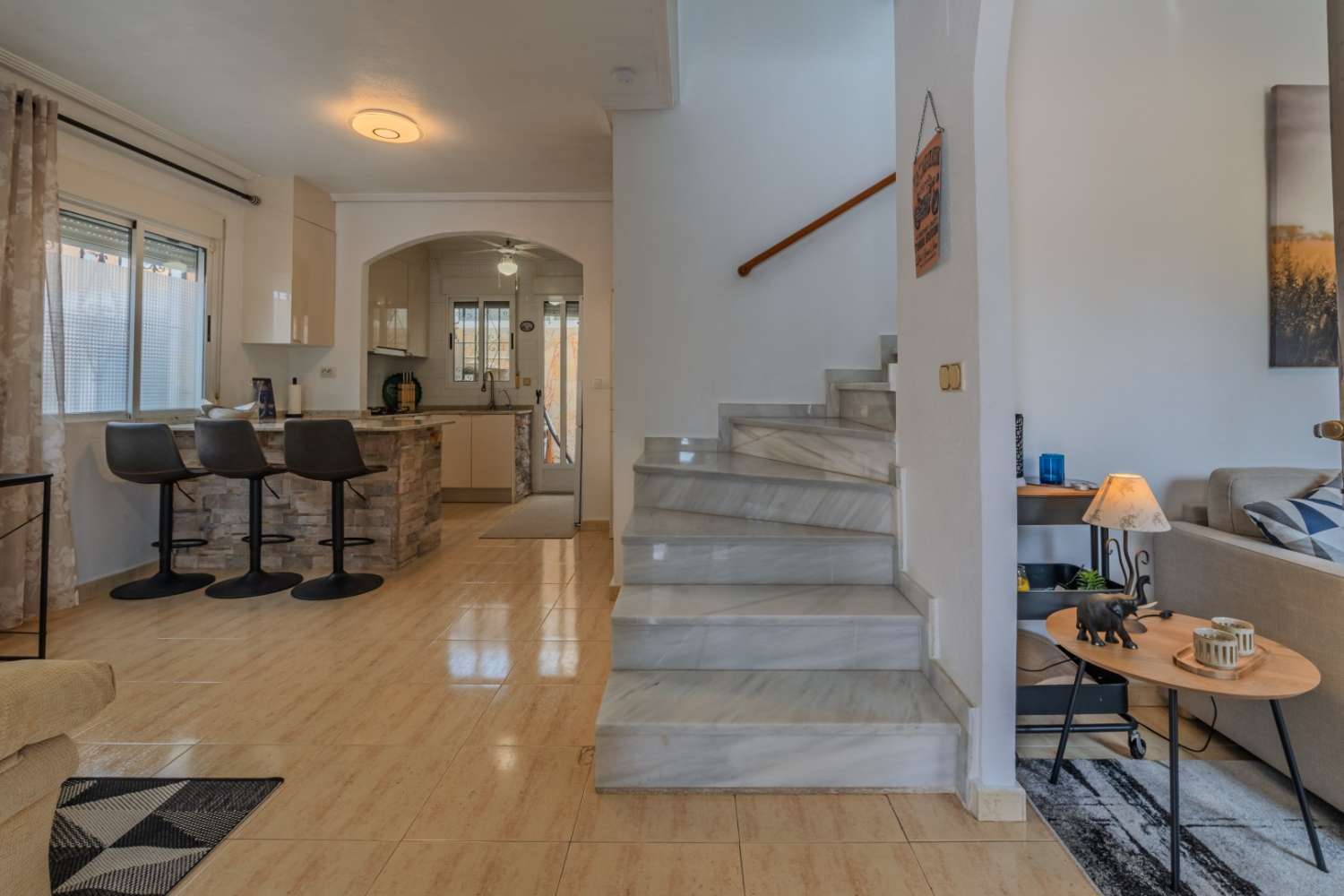 CHALET INDEPENDIENTE CON PARCELA DE 200 M², ORIENTACIÓN SUROESTE Y POSIBILIDAD DE PISCINA EN ORIHUELA COSTA