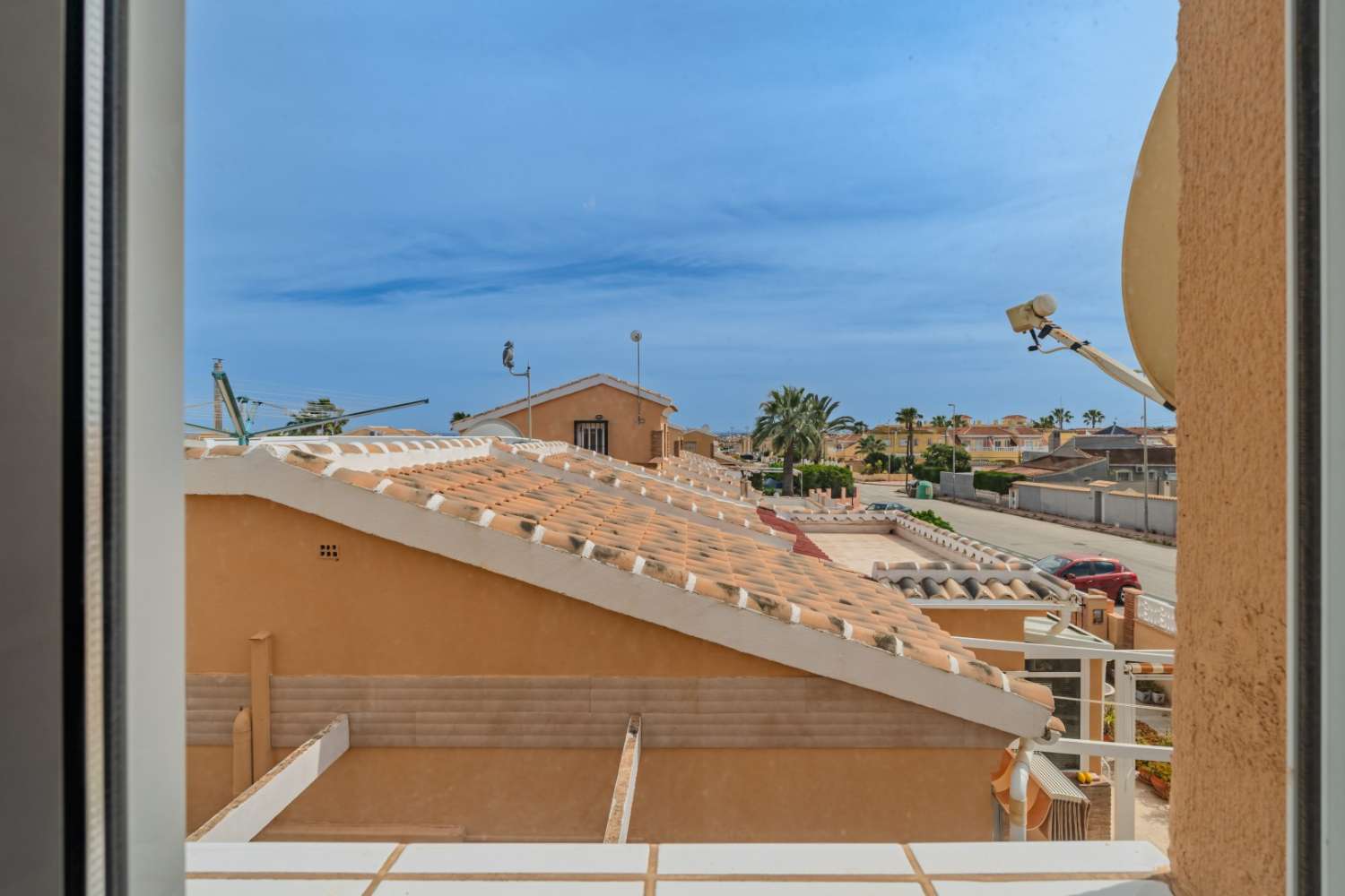CHALET INDEPENDIENTE CON PARCELA DE 200 M², ORIENTACIÓN SUROESTE Y POSIBILIDAD DE PISCINA EN ORIHUELA COSTA