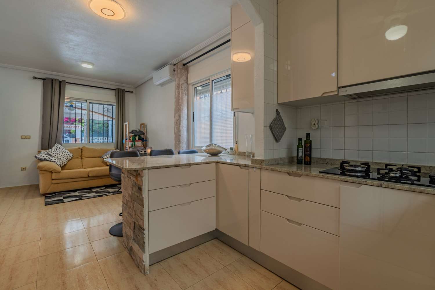 CHALET INDEPENDIENTE CON PARCELA DE 200 M², ORIENTACIÓN SUROESTE Y POSIBILIDAD DE PISCINA EN ORIHUELA COSTA