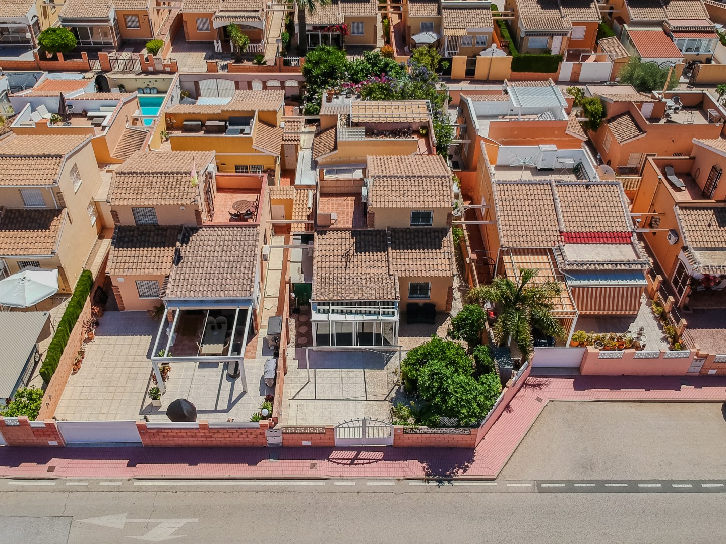 CHALET INDEPENDIENTE CON PARCELA DE 200 M², ORIENTACIÓN SUROESTE Y POSIBILIDAD DE PISCINA EN ORIHUELA COSTA