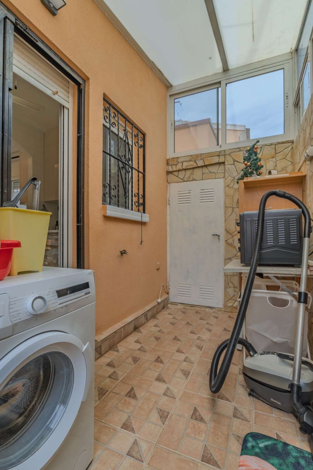 CHALET INDEPENDIENTE CON PARCELA DE 200 M², ORIENTACIÓN SUROESTE Y POSIBILIDAD DE PISCINA EN ORIHUELA COSTA