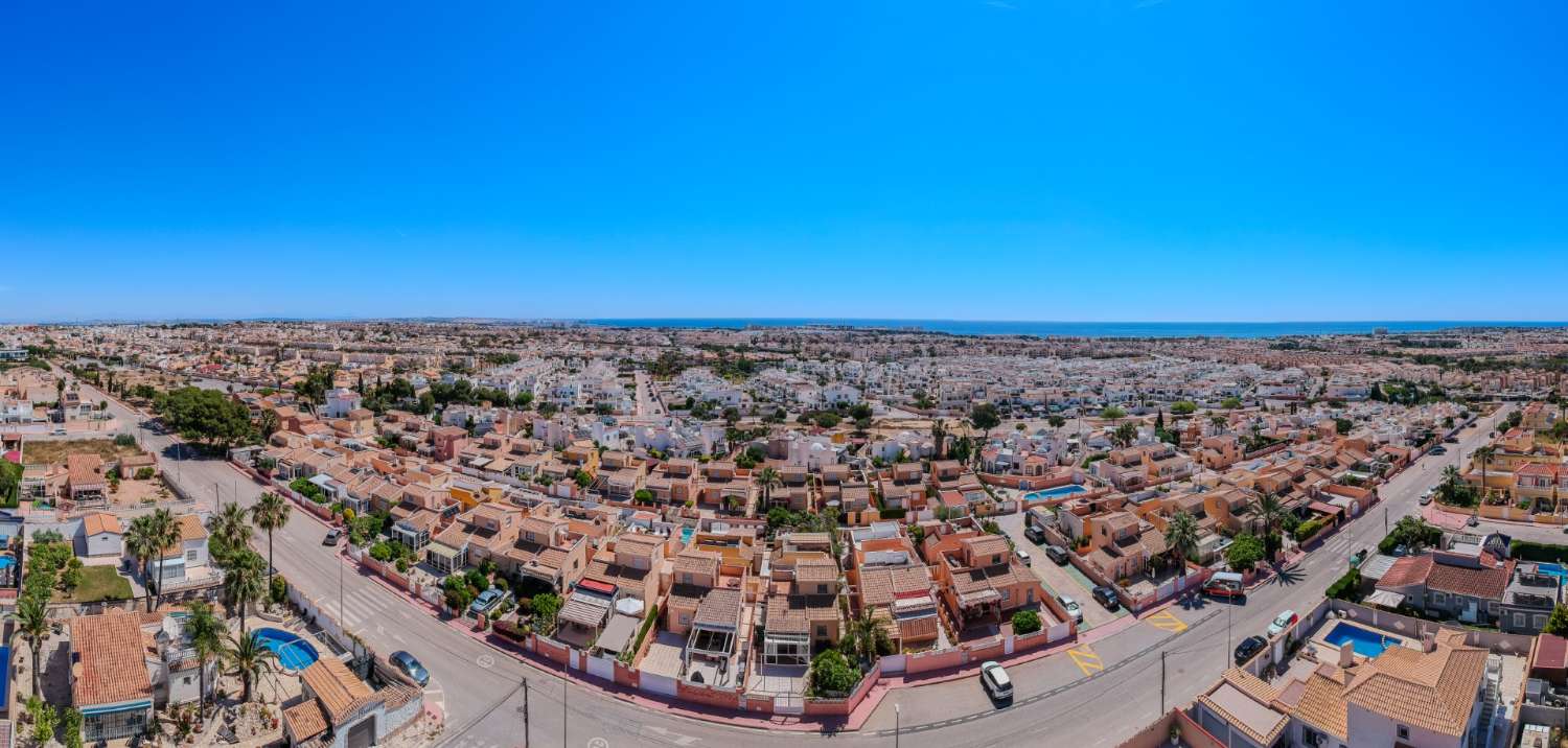 CHALET INDEPENDIENTE CON PARCELA DE 200 M², ORIENTACIÓN SUROESTE Y POSIBILIDAD DE PISCINA EN ORIHUELA COSTA