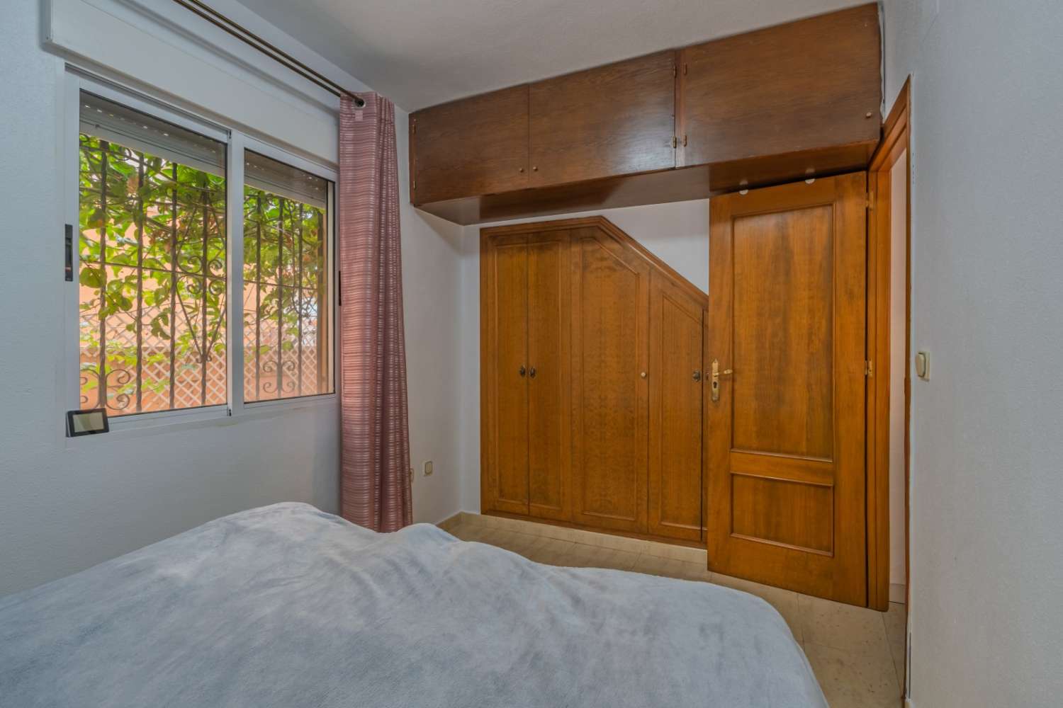 CHALET INDEPENDIENTE CON PARCELA DE 200 M², ORIENTACIÓN SUROESTE Y POSIBILIDAD DE PISCINA EN ORIHUELA COSTA