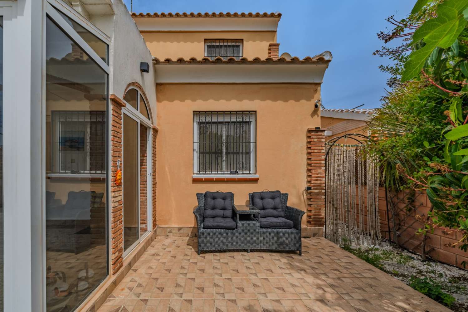 CHALET INDEPENDIENTE CON PARCELA DE 200 M², ORIENTACIÓN SUROESTE Y POSIBILIDAD DE PISCINA EN ORIHUELA COSTA