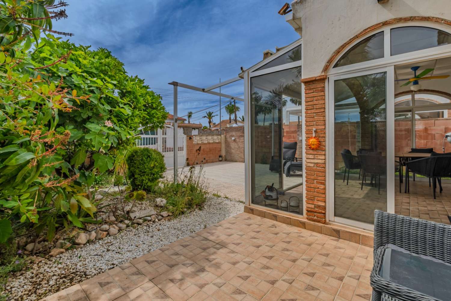 CHALET INDEPENDIENTE CON PARCELA DE 200 M², ORIENTACIÓN SUROESTE Y POSIBILIDAD DE PISCINA EN ORIHUELA COSTA