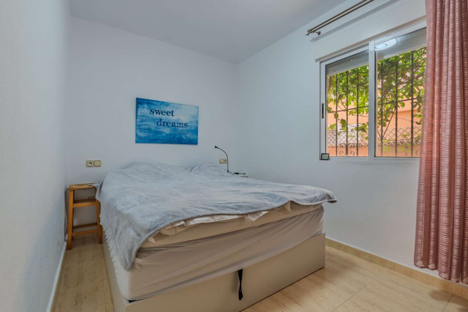 CHALET INDEPENDIENTE CON PARCELA DE 200 M², ORIENTACIÓN SUROESTE Y POSIBILIDAD DE PISCINA EN ORIHUELA COSTA