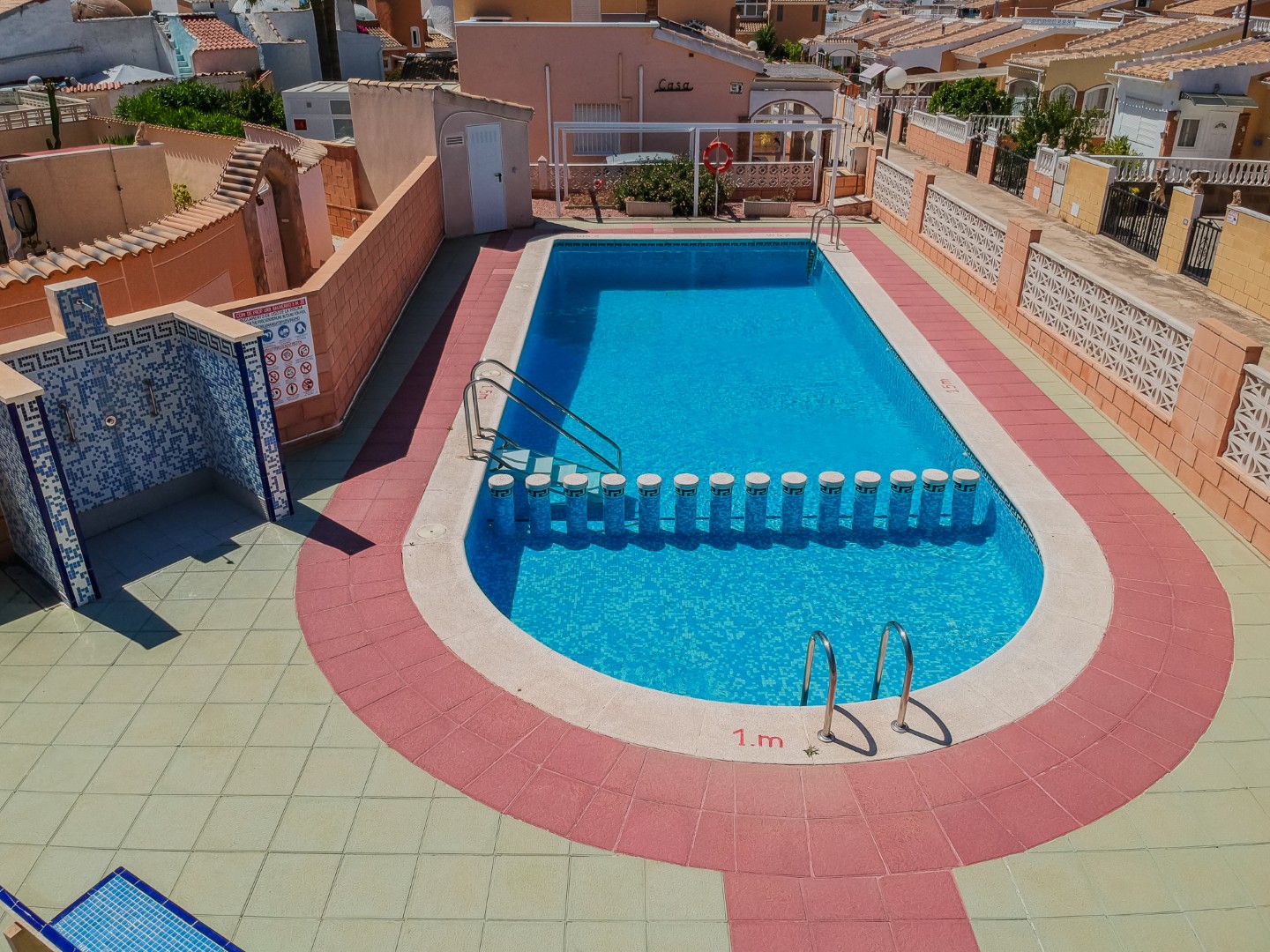 CHALET INDEPENDIENTE CON PARCELA DE 200 M², ORIENTACIÓN SUROESTE Y POSIBILIDAD DE PISCINA EN ORIHUELA COSTA