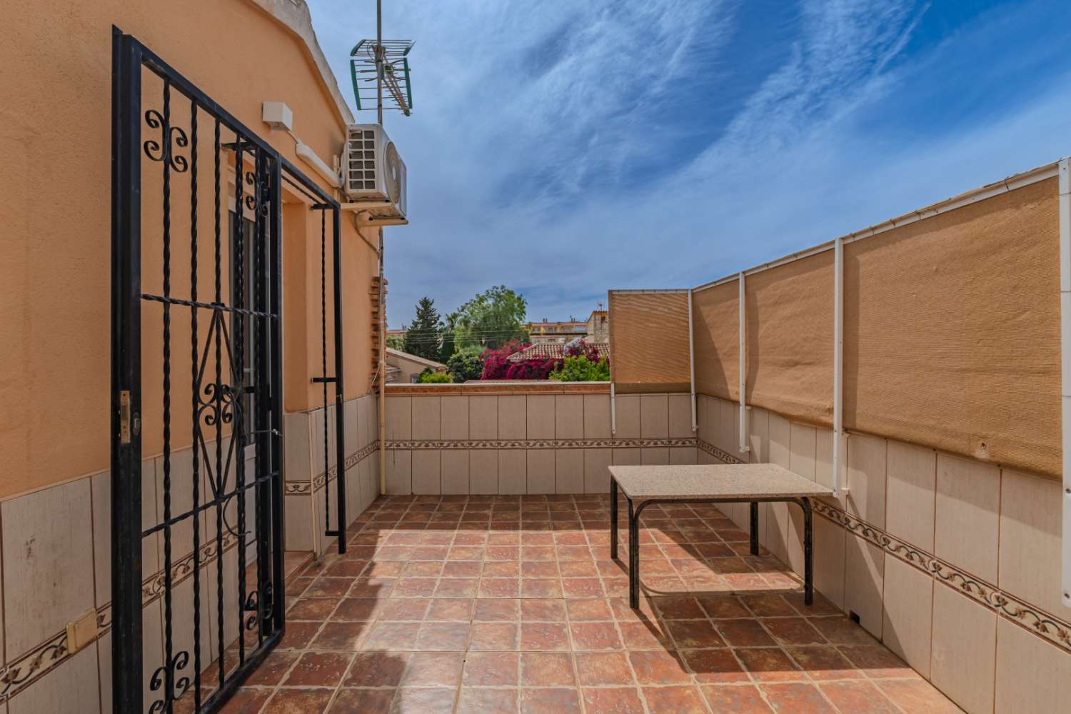 CHALET INDEPENDIENTE CON PARCELA DE 200 M², ORIENTACIÓN SUROESTE Y POSIBILIDAD DE PISCINA EN ORIHUELA COSTA
