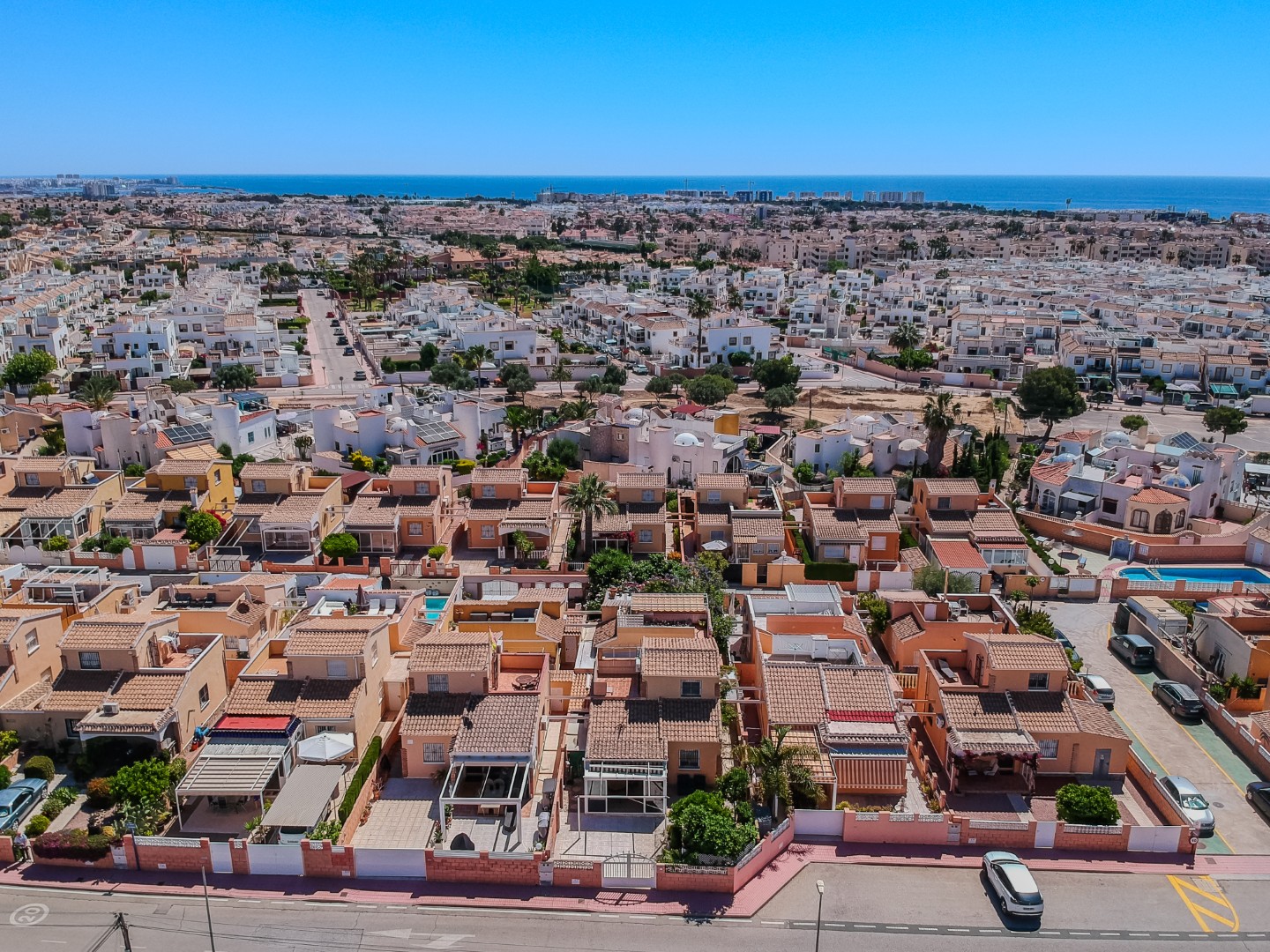 CHALET INDEPENDIENTE CON PARCELA DE 200 M², ORIENTACIÓN SUROESTE Y POSIBILIDAD DE PISCINA EN ORIHUELA COSTA