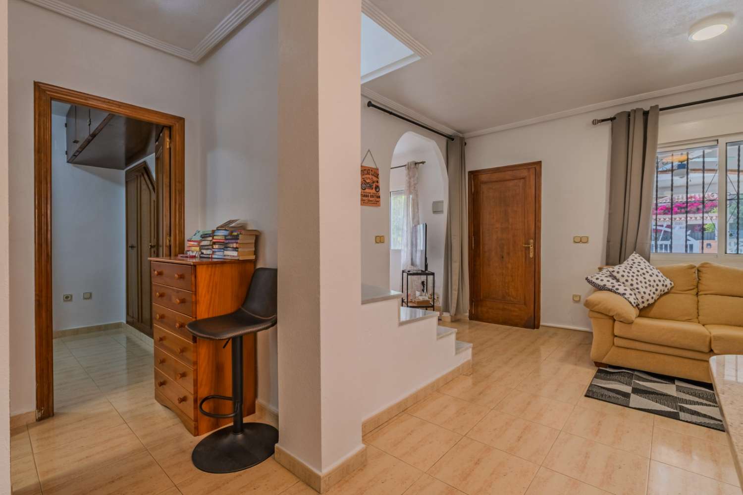 CHALET INDEPENDIENTE CON PARCELA DE 200 M², ORIENTACIÓN SUROESTE Y POSIBILIDAD DE PISCINA EN ORIHUELA COSTA