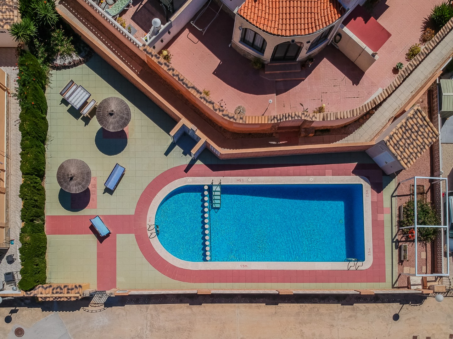CHALET INDEPENDIENTE CON PARCELA DE 200 M², ORIENTACIÓN SUROESTE Y POSIBILIDAD DE PISCINA EN ORIHUELA COSTA