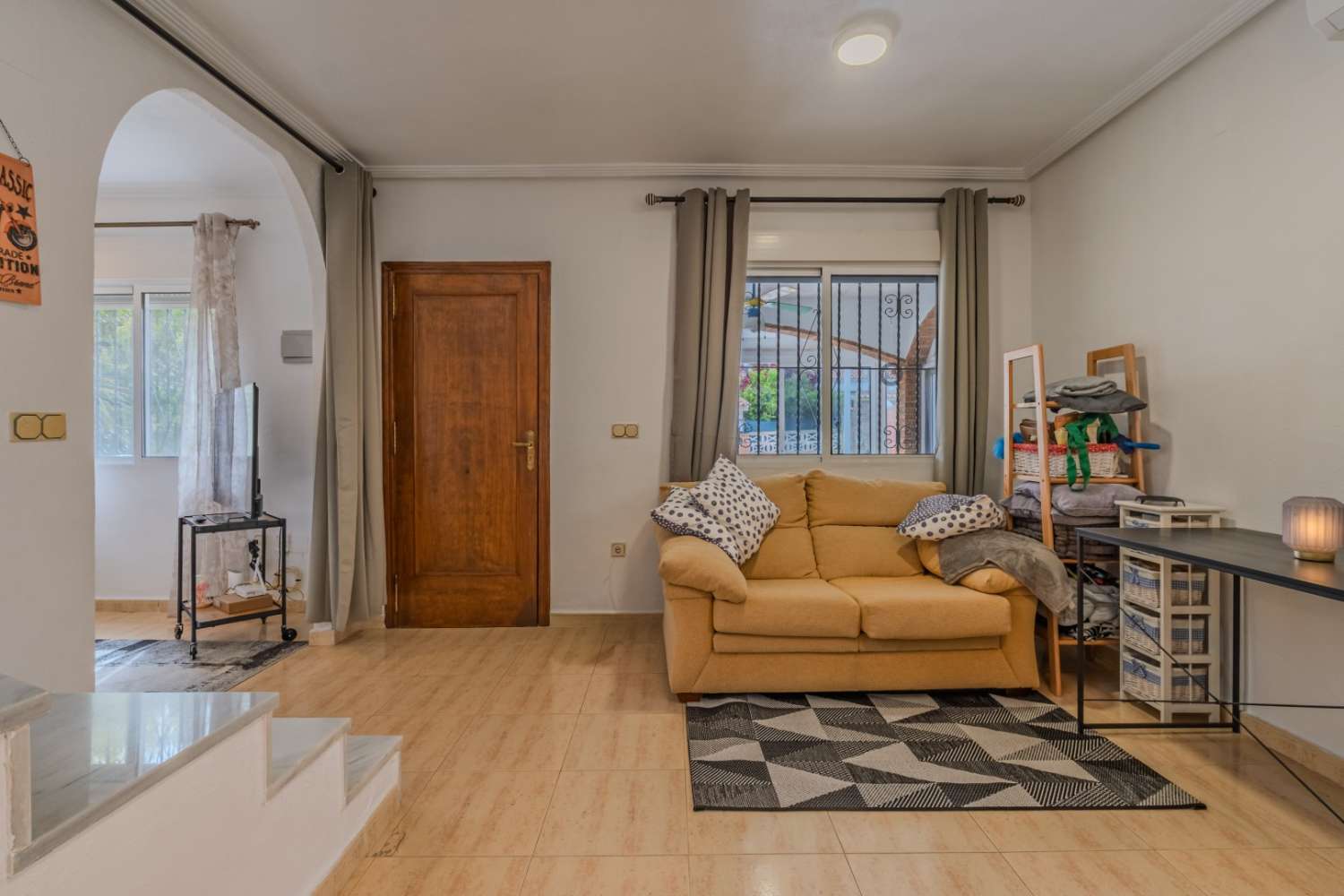 CHALET INDEPENDIENTE CON PARCELA DE 200 M², ORIENTACIÓN SUROESTE Y POSIBILIDAD DE PISCINA EN ORIHUELA COSTA