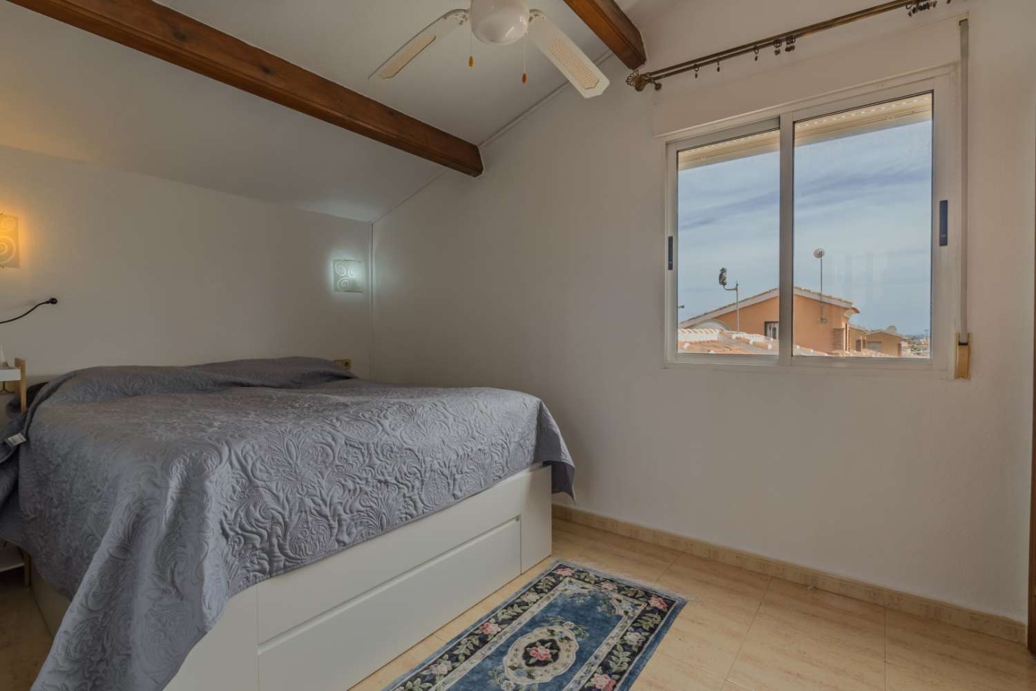 CHALET INDEPENDIENTE CON PARCELA DE 200 M², ORIENTACIÓN SUROESTE Y POSIBILIDAD DE PISCINA EN ORIHUELA COSTA