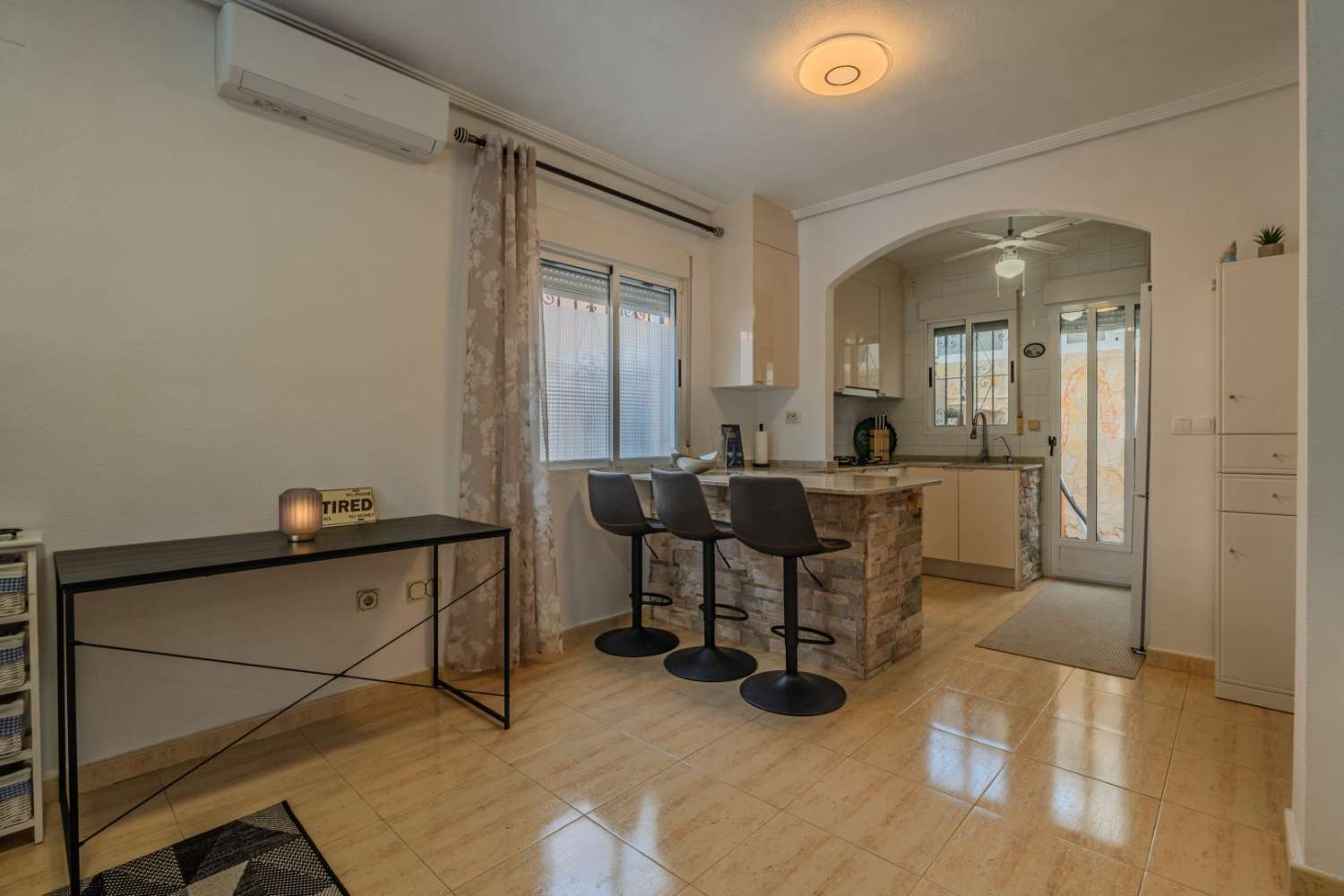 CHALET INDEPENDIENTE CON PARCELA DE 200 M², ORIENTACIÓN SUROESTE Y POSIBILIDAD DE PISCINA EN ORIHUELA COSTA