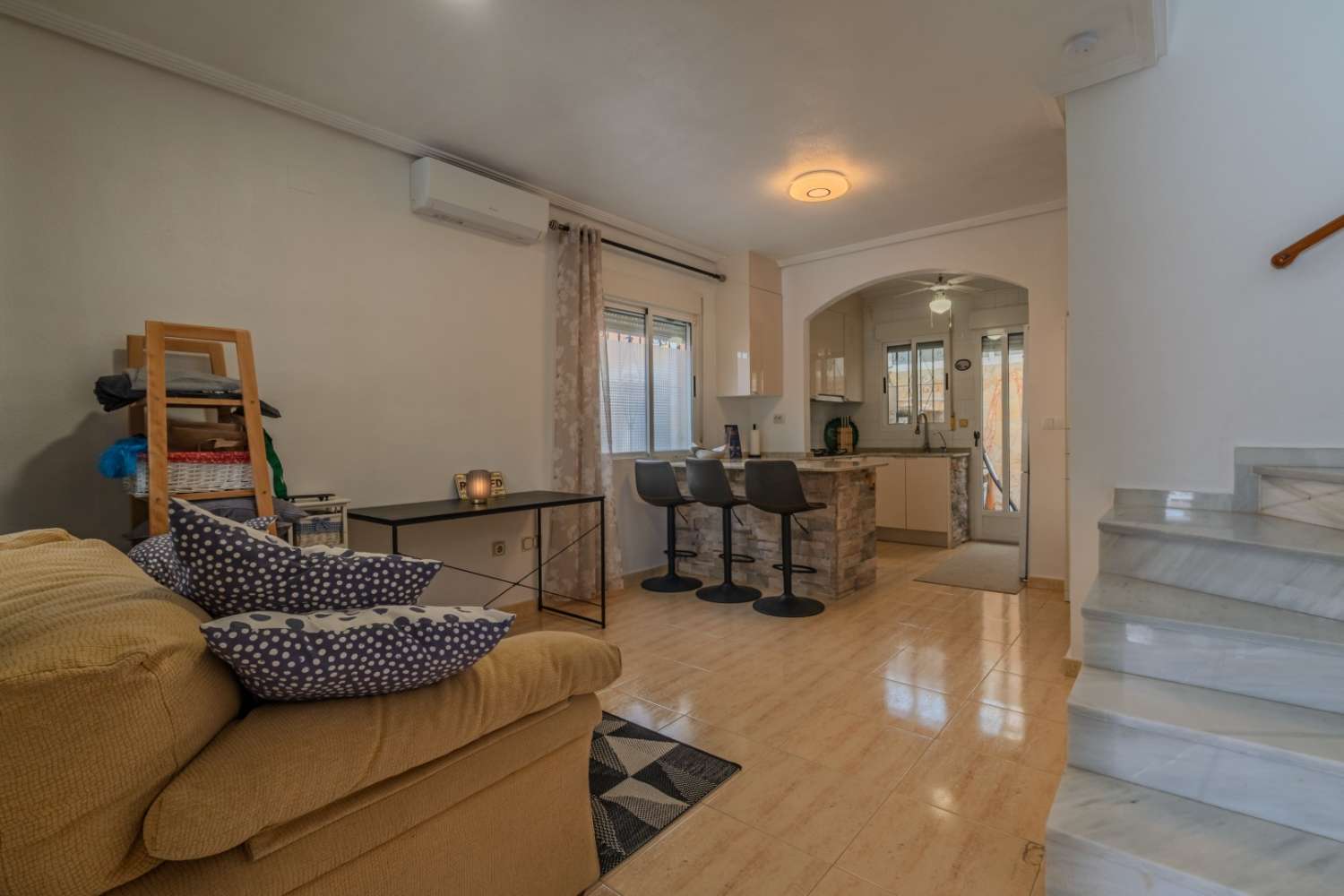 CHALET INDEPENDIENTE CON PARCELA DE 200 M², ORIENTACIÓN SUROESTE Y POSIBILIDAD DE PISCINA EN ORIHUELA COSTA