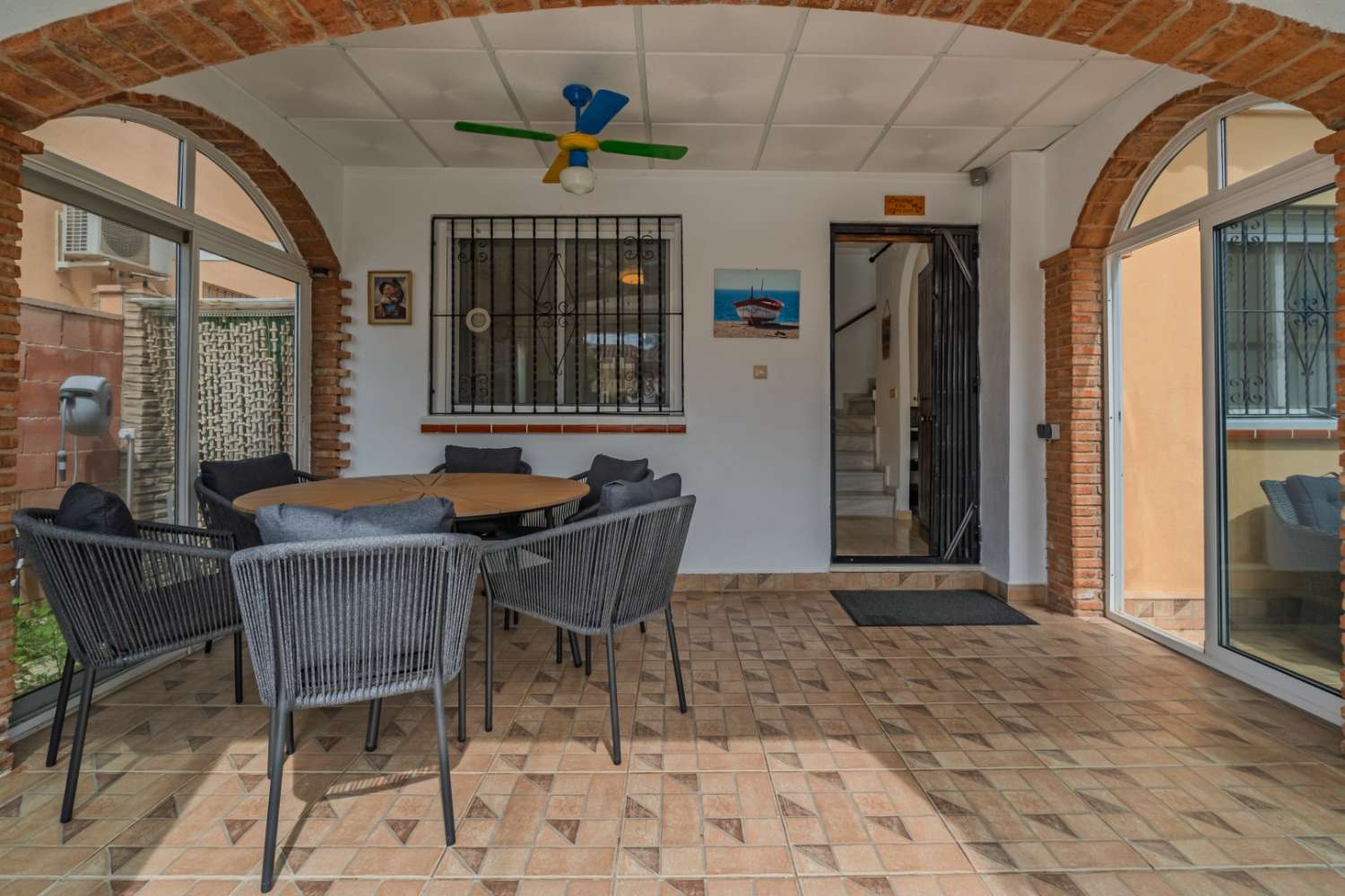 CHALET INDEPENDIENTE CON PARCELA DE 200 M², ORIENTACIÓN SUROESTE Y POSIBILIDAD DE PISCINA EN ORIHUELA COSTA