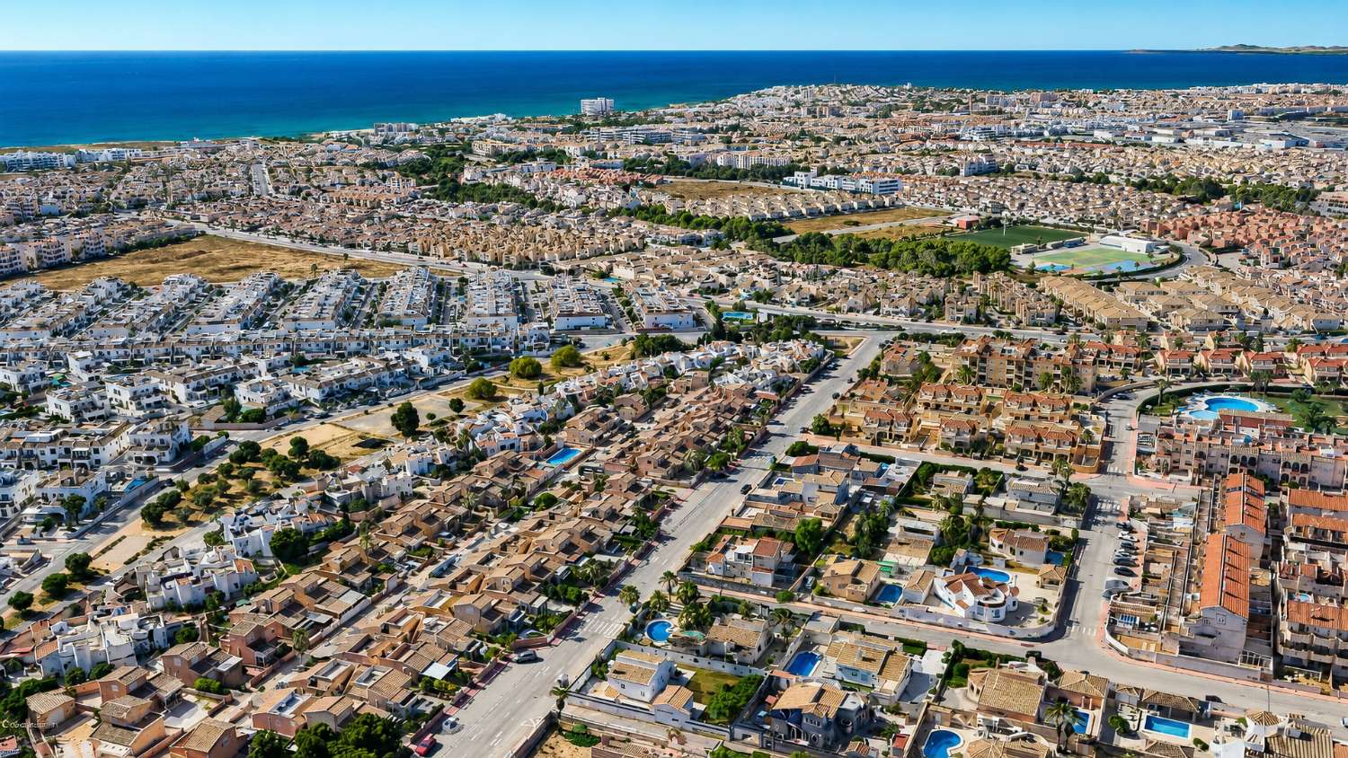 CHALET INDEPENDIENTE CON PARCELA DE 200 M², ORIENTACIÓN SUROESTE Y POSIBILIDAD DE PISCINA EN ORIHUELA COSTA