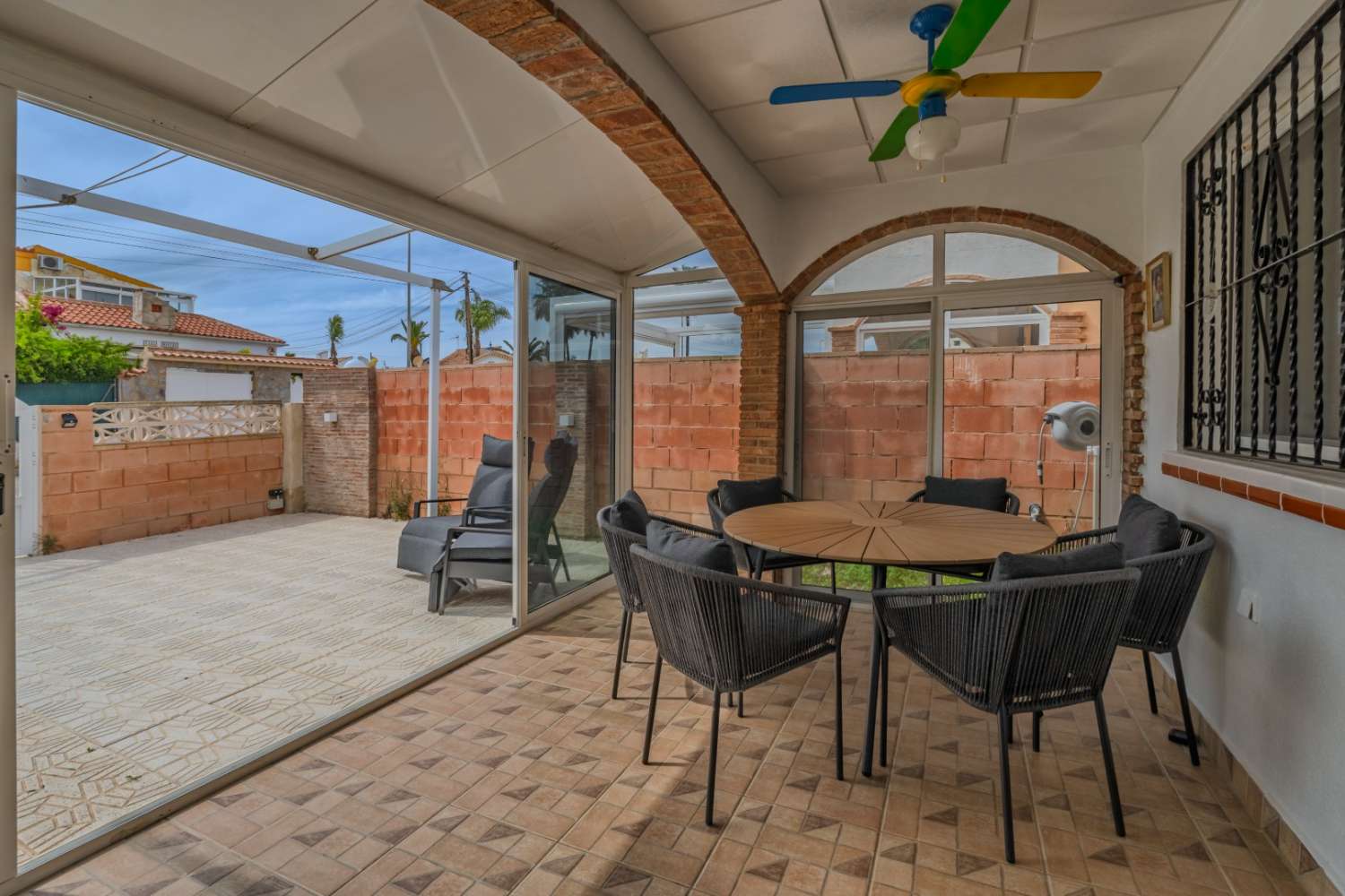 CHALET INDEPENDIENTE CON PARCELA DE 200 M², ORIENTACIÓN SUROESTE Y POSIBILIDAD DE PISCINA EN ORIHUELA COSTA