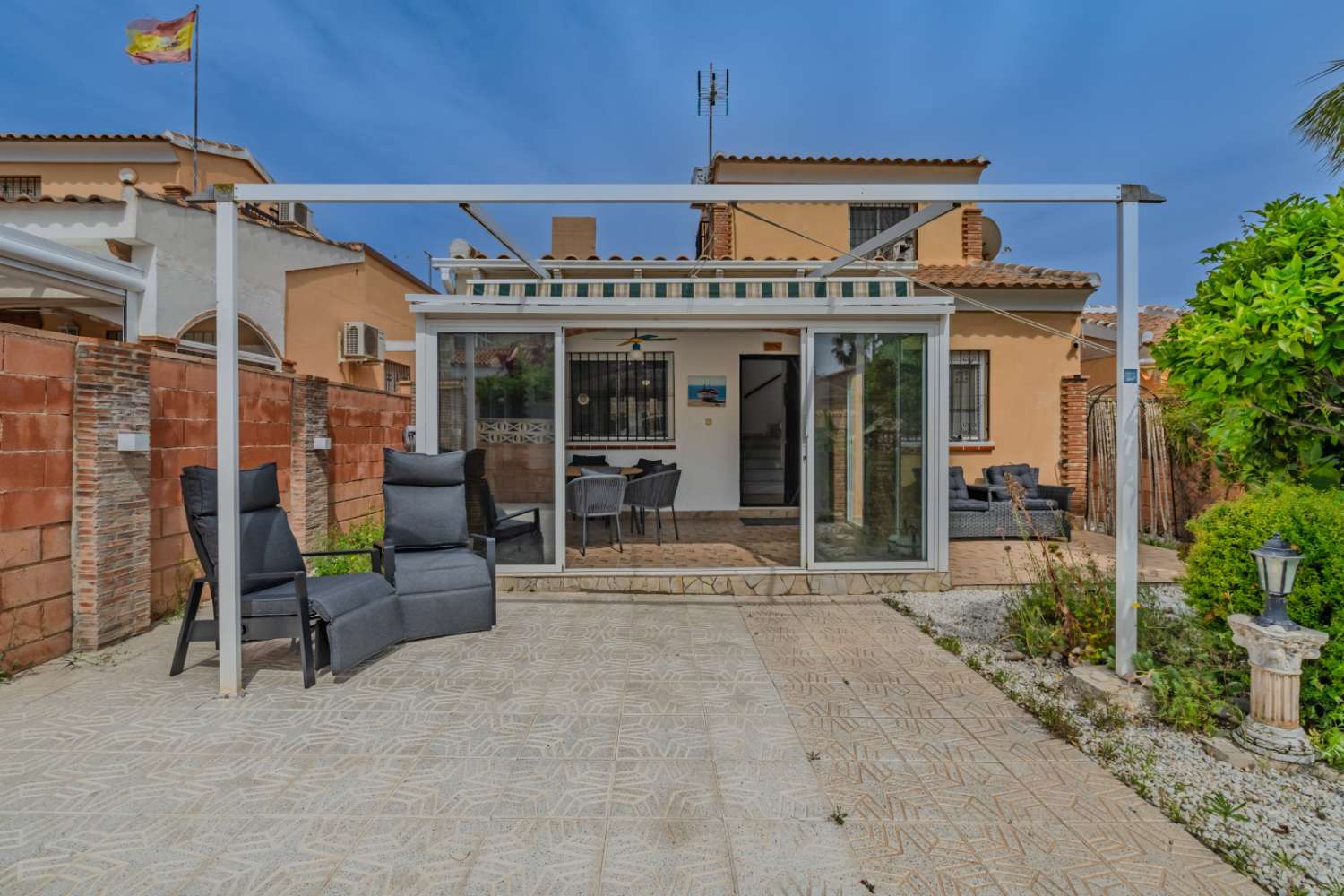 CHALET INDEPENDIENTE CON PARCELA DE 200 M², ORIENTACIÓN SUROESTE Y POSIBILIDAD DE PISCINA EN ORIHUELA COSTA
