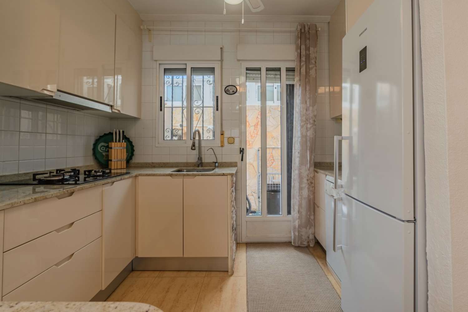 CHALET INDEPENDIENTE CON PARCELA DE 200 M², ORIENTACIÓN SUROESTE Y POSIBILIDAD DE PISCINA EN ORIHUELA COSTA