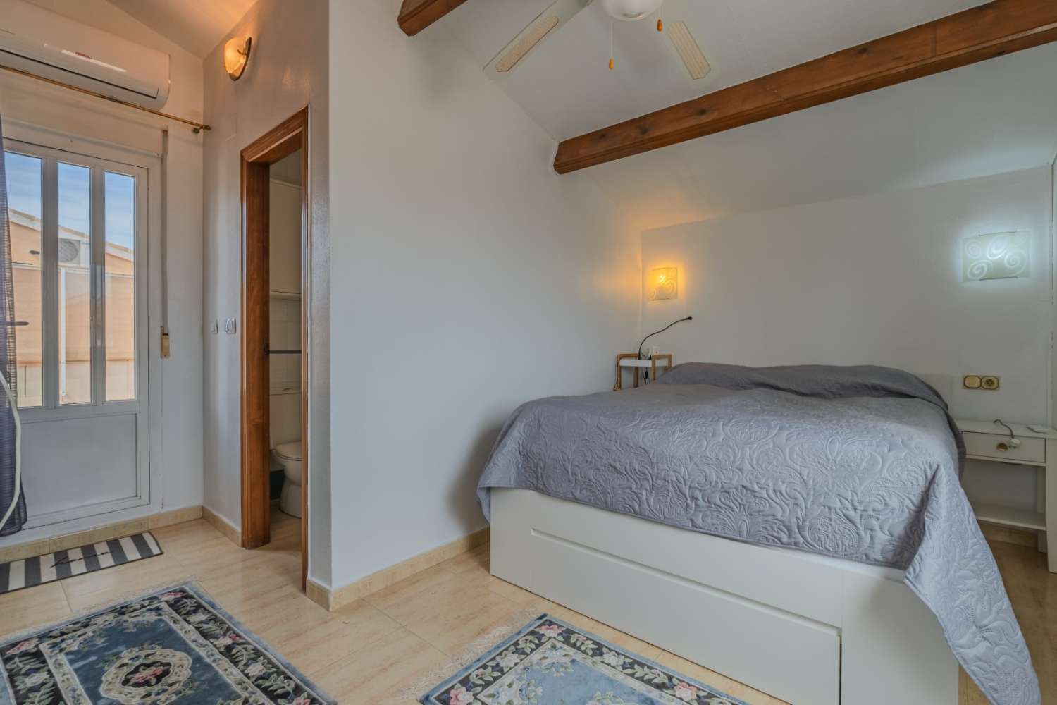 CHALET INDEPENDIENTE CON PARCELA DE 200 M², ORIENTACIÓN SUROESTE Y POSIBILIDAD DE PISCINA EN ORIHUELA COSTA