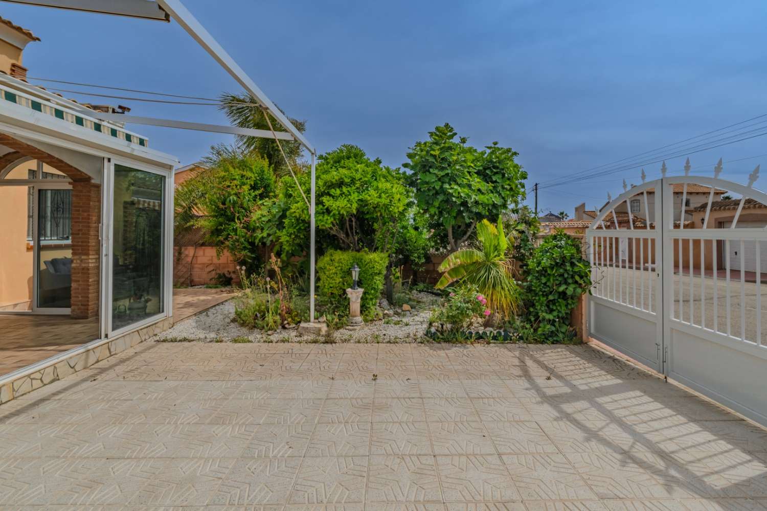 CHALET INDEPENDIENTE CON PARCELA DE 200 M², ORIENTACIÓN SUROESTE Y POSIBILIDAD DE PISCINA EN ORIHUELA COSTA
