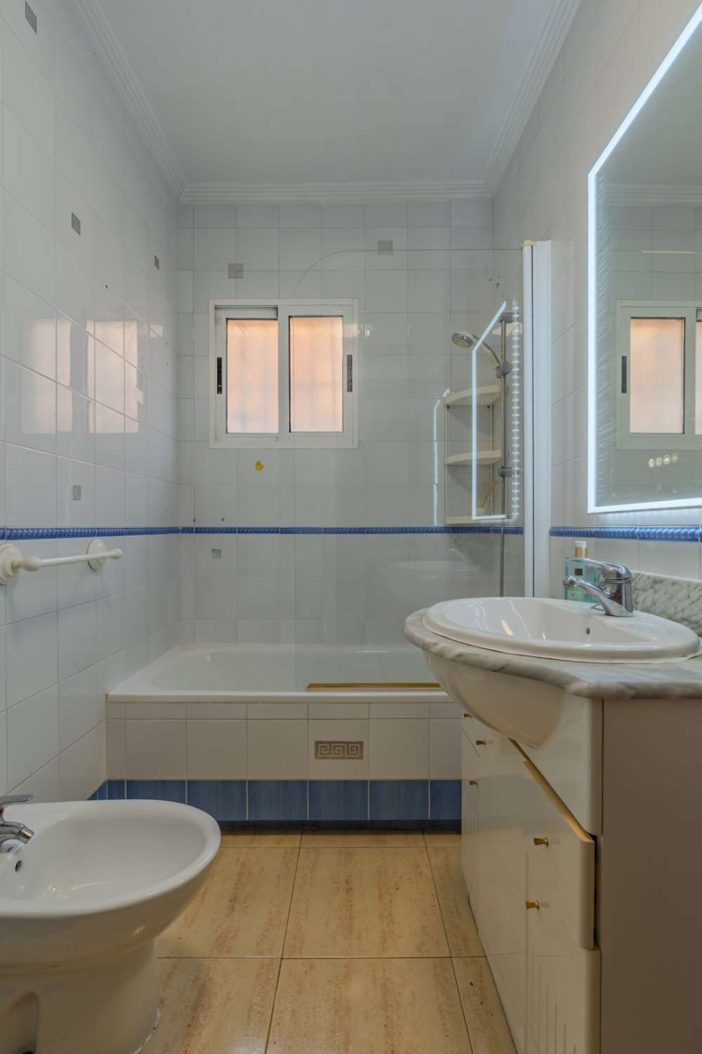 CHALET INDEPENDIENTE CON PARCELA DE 200 M², ORIENTACIÓN SUROESTE Y POSIBILIDAD DE PISCINA EN ORIHUELA COSTA