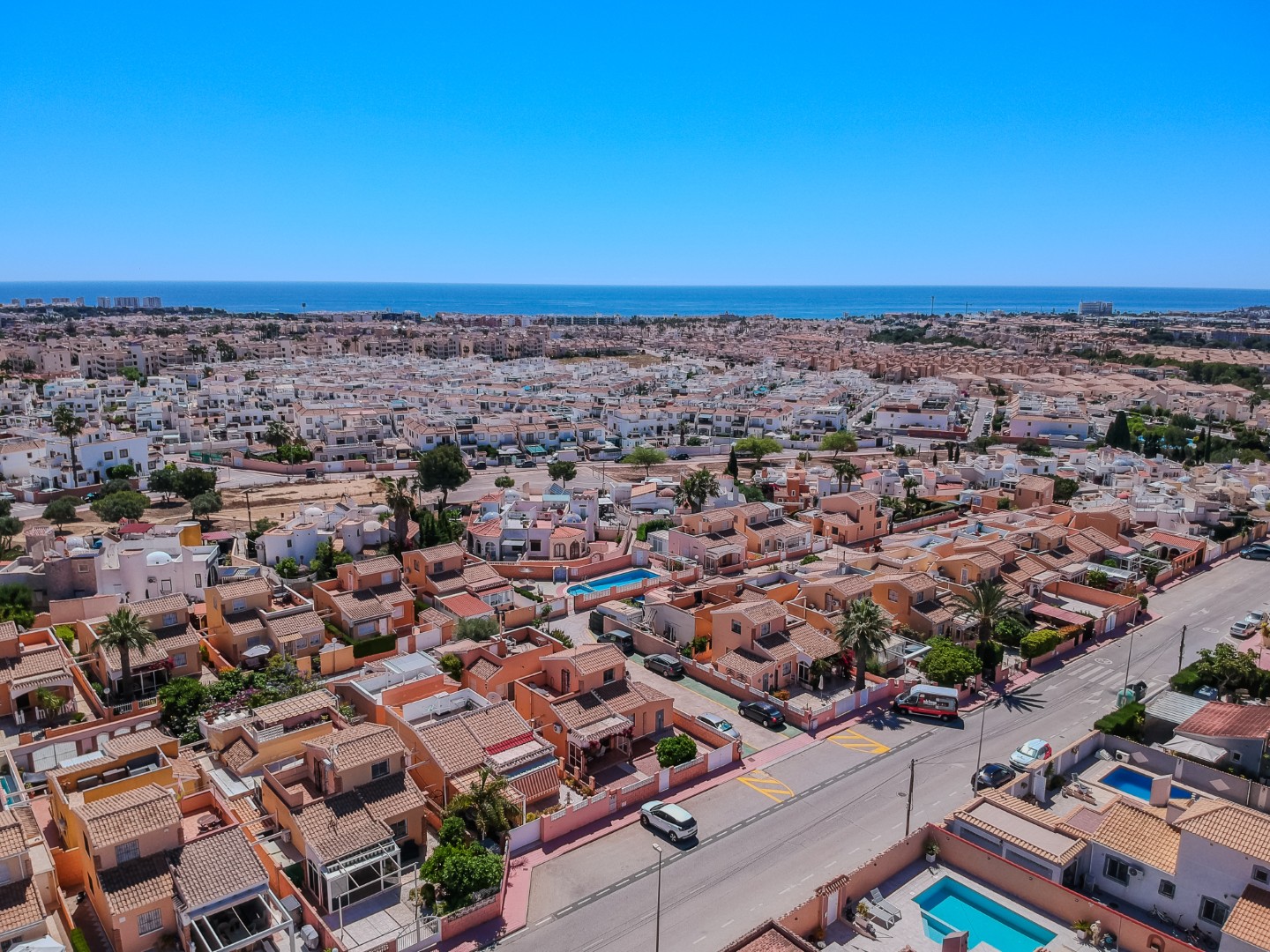 CHALET INDEPENDIENTE CON PARCELA DE 200 M², ORIENTACIÓN SUROESTE Y POSIBILIDAD DE PISCINA EN ORIHUELA COSTA