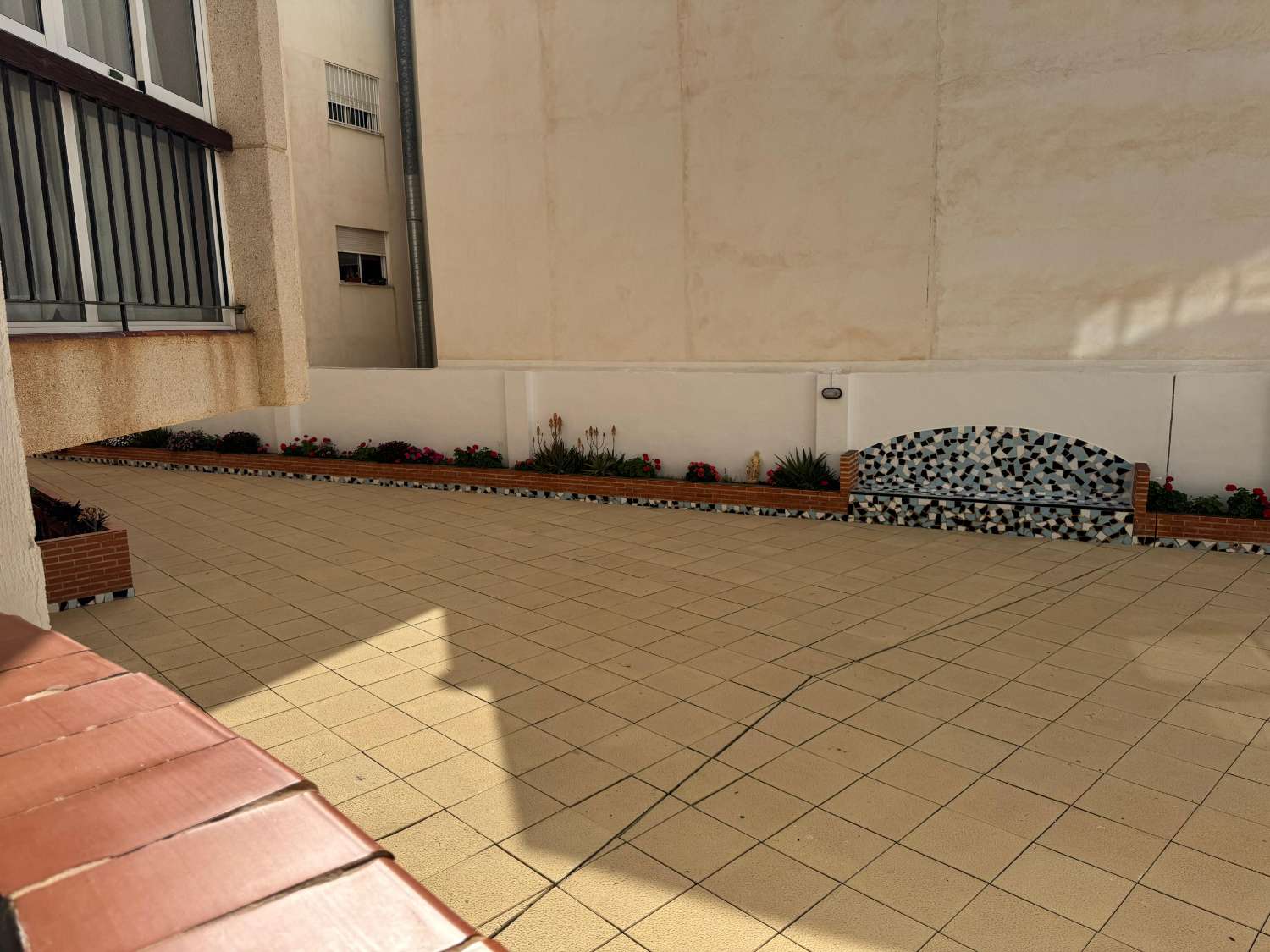ESTUDIO CON TERRAZA ACRISTALADA Y PISCINA A SOLO 250 METROS DEL MAR