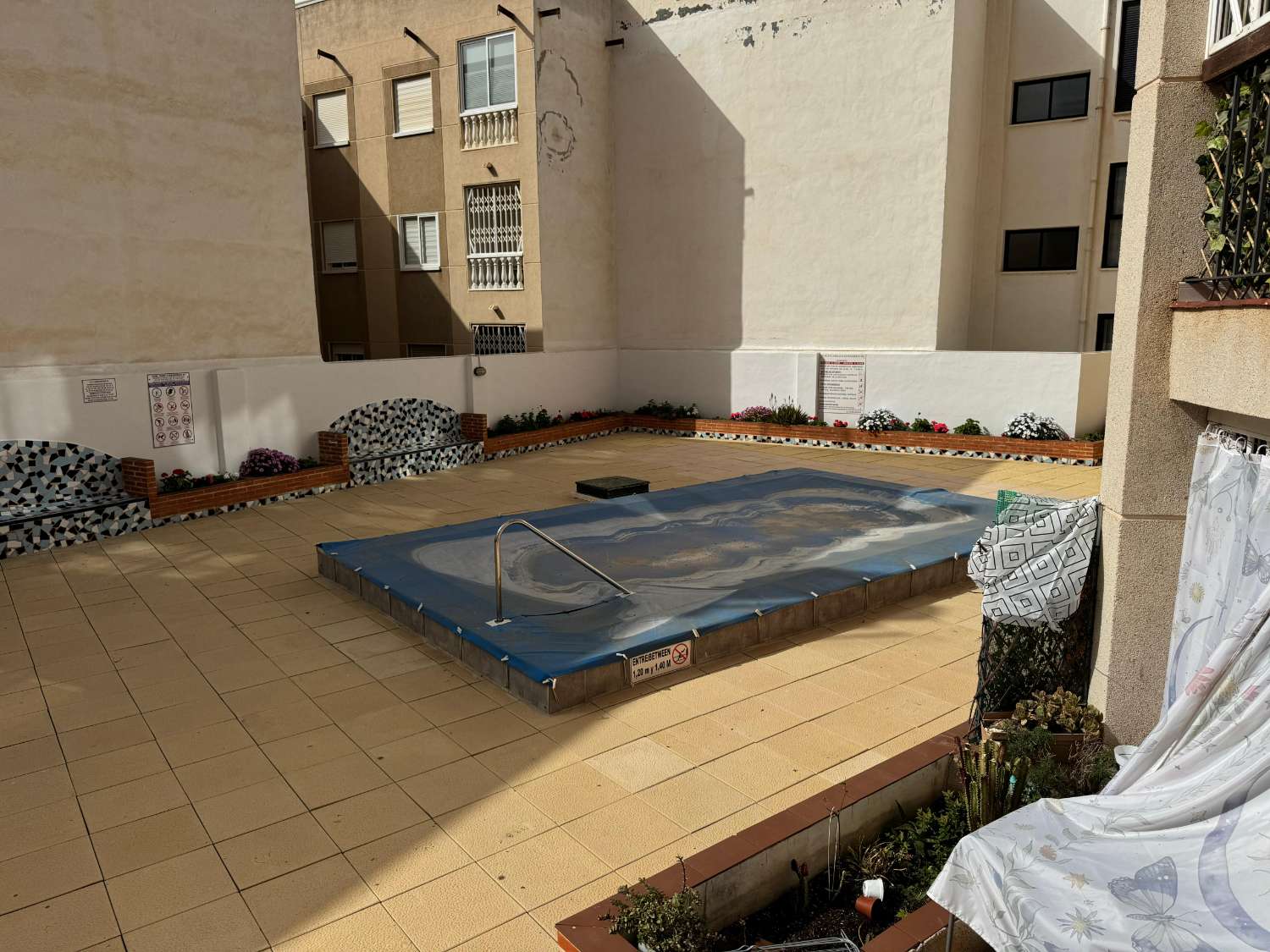 ESTUDIO CON TERRAZA ACRISTALADA Y PISCINA A SOLO 250 METROS DEL MAR