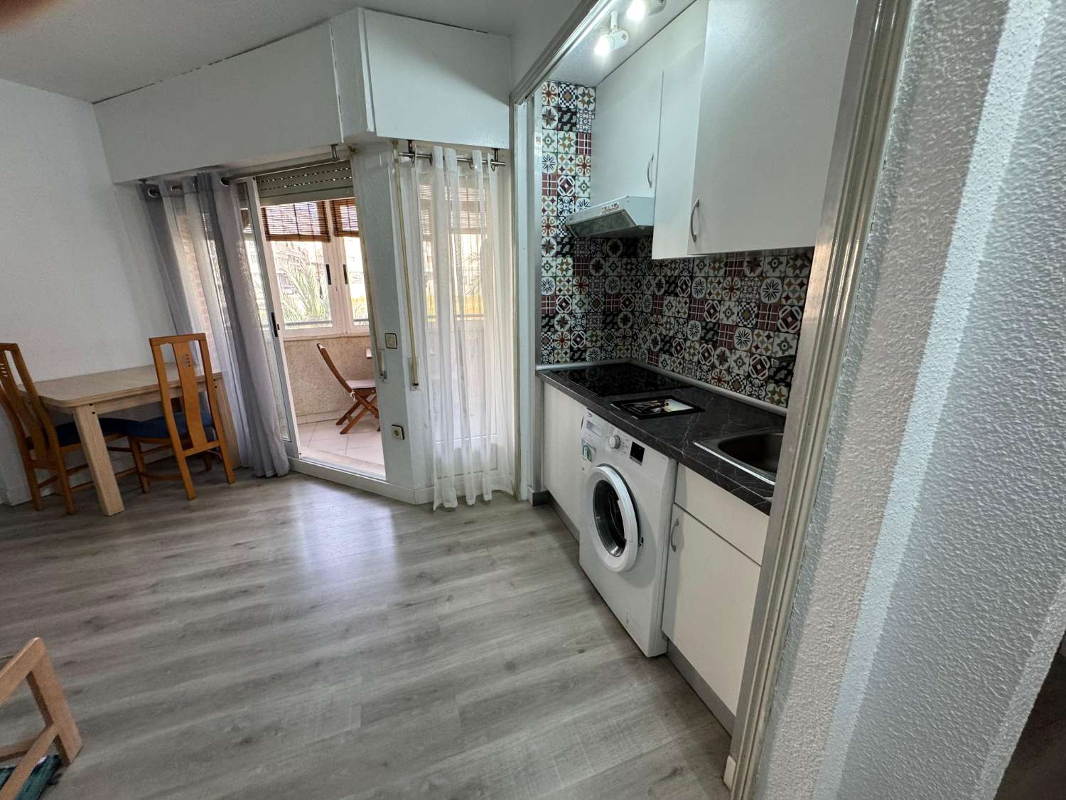 ESTUDIO CON TERRAZA ACRISTALADA Y PISCINA A SOLO 250 METROS DEL MAR