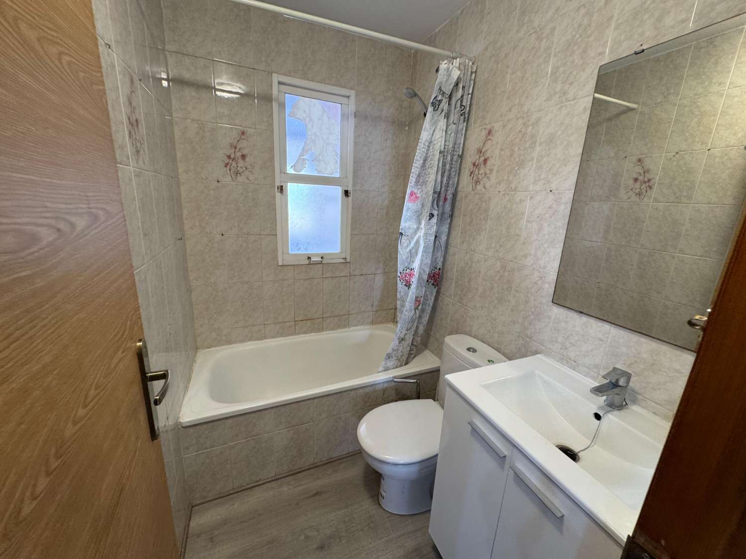ESTUDIO CON TERRAZA ACRISTALADA Y PISCINA A SOLO 250 METROS DEL MAR