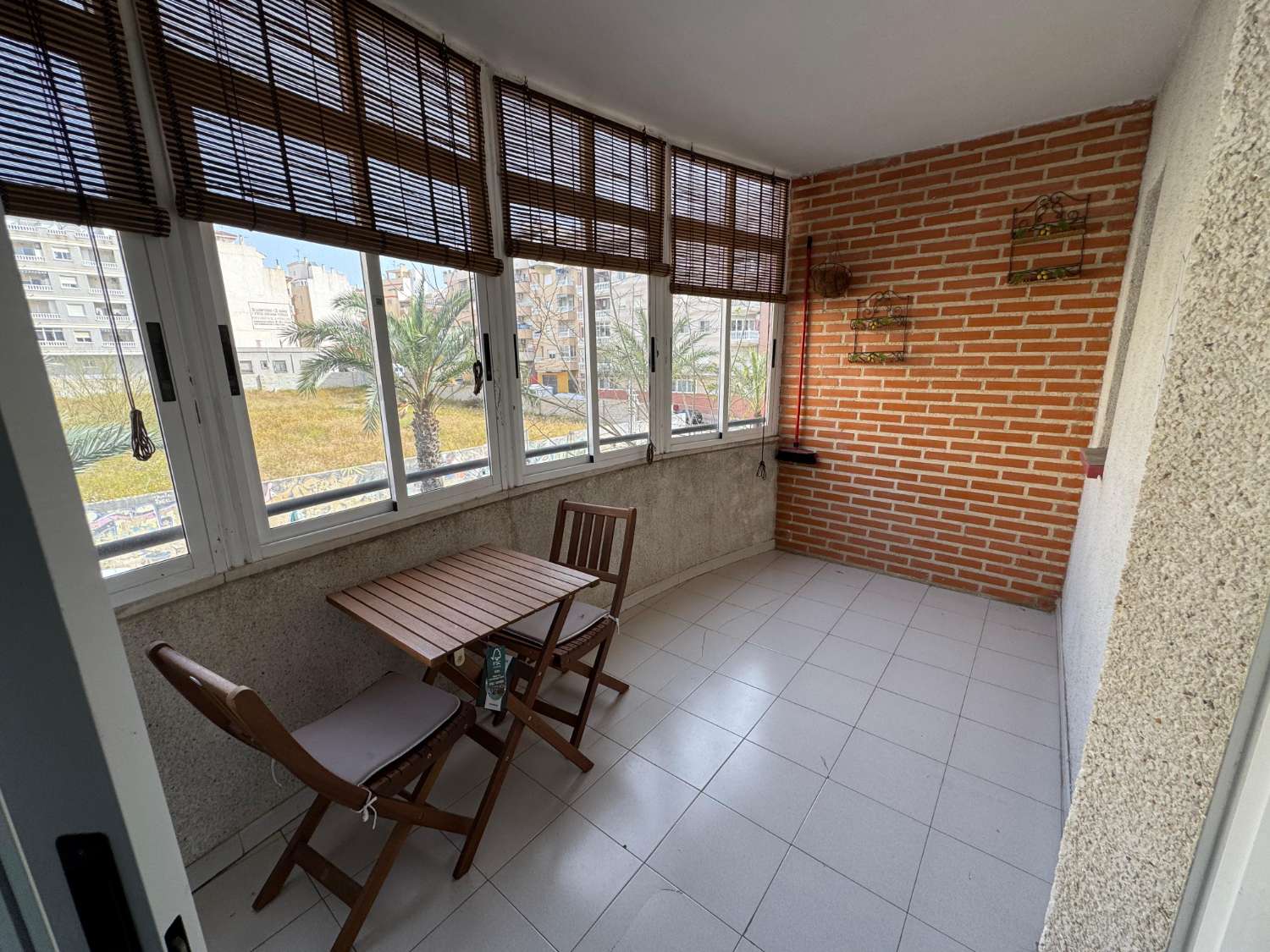 ESTUDIO CON TERRAZA ACRISTALADA Y PISCINA A SOLO 250 METROS DEL MAR